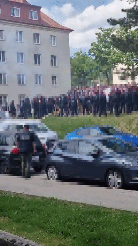 Wie in dem Clip zu sehen ist, sorgten Dutzende Austria-Fans im Hugo-Breitner-Hof auf Höhe der Linzer Straße – hinter dem Rapid-Stadion – für Aufsehen.