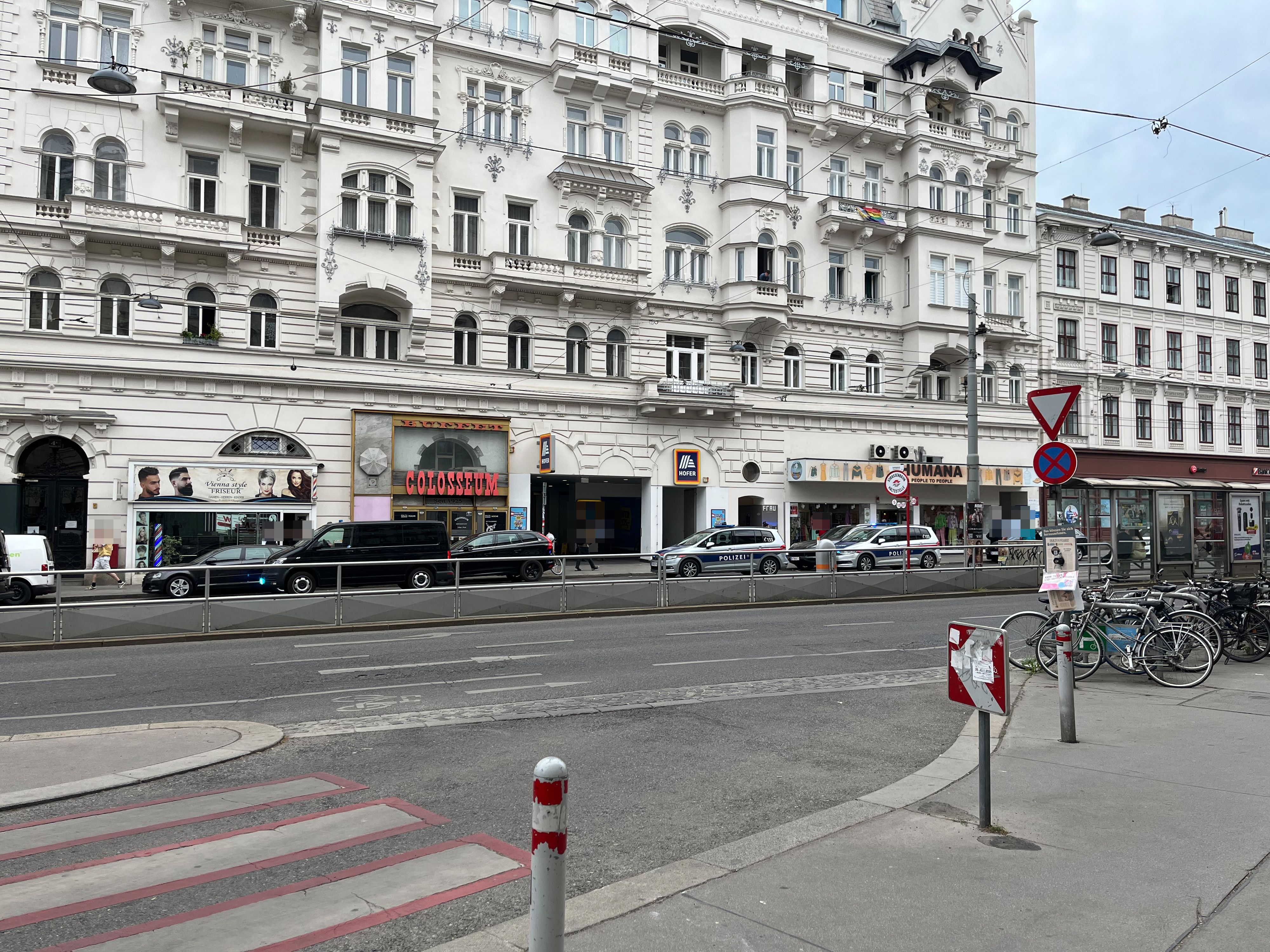 Heute.at - Wega-Einsatz in Wien! Frau will stehlen, zückt Messer