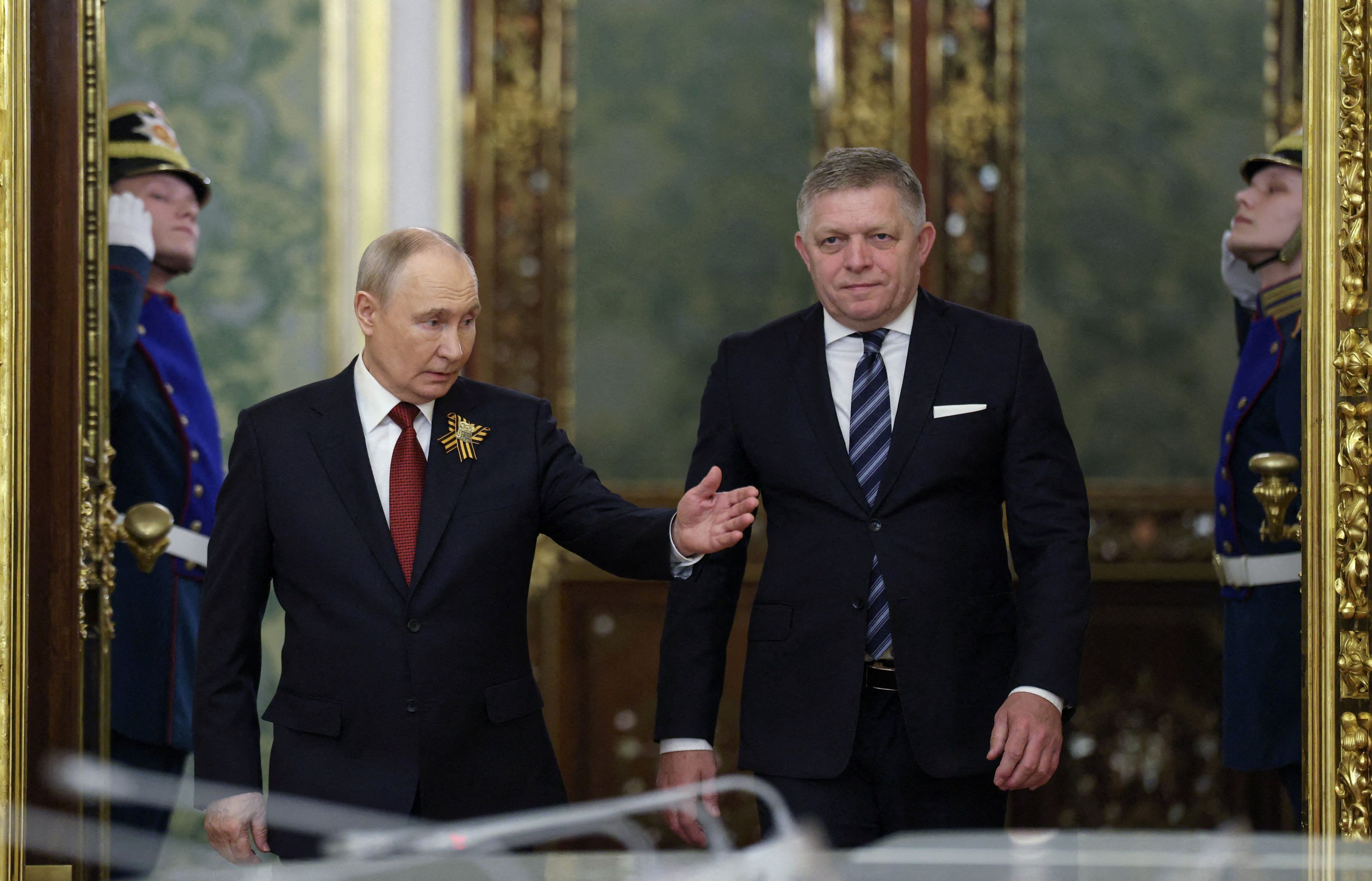 Als einziger Spitzenpolitiker aus der EU reiste der slowakische Premier Robert Fico (r.) am 9. Mai zu Putins Militärparade nach Moskau.