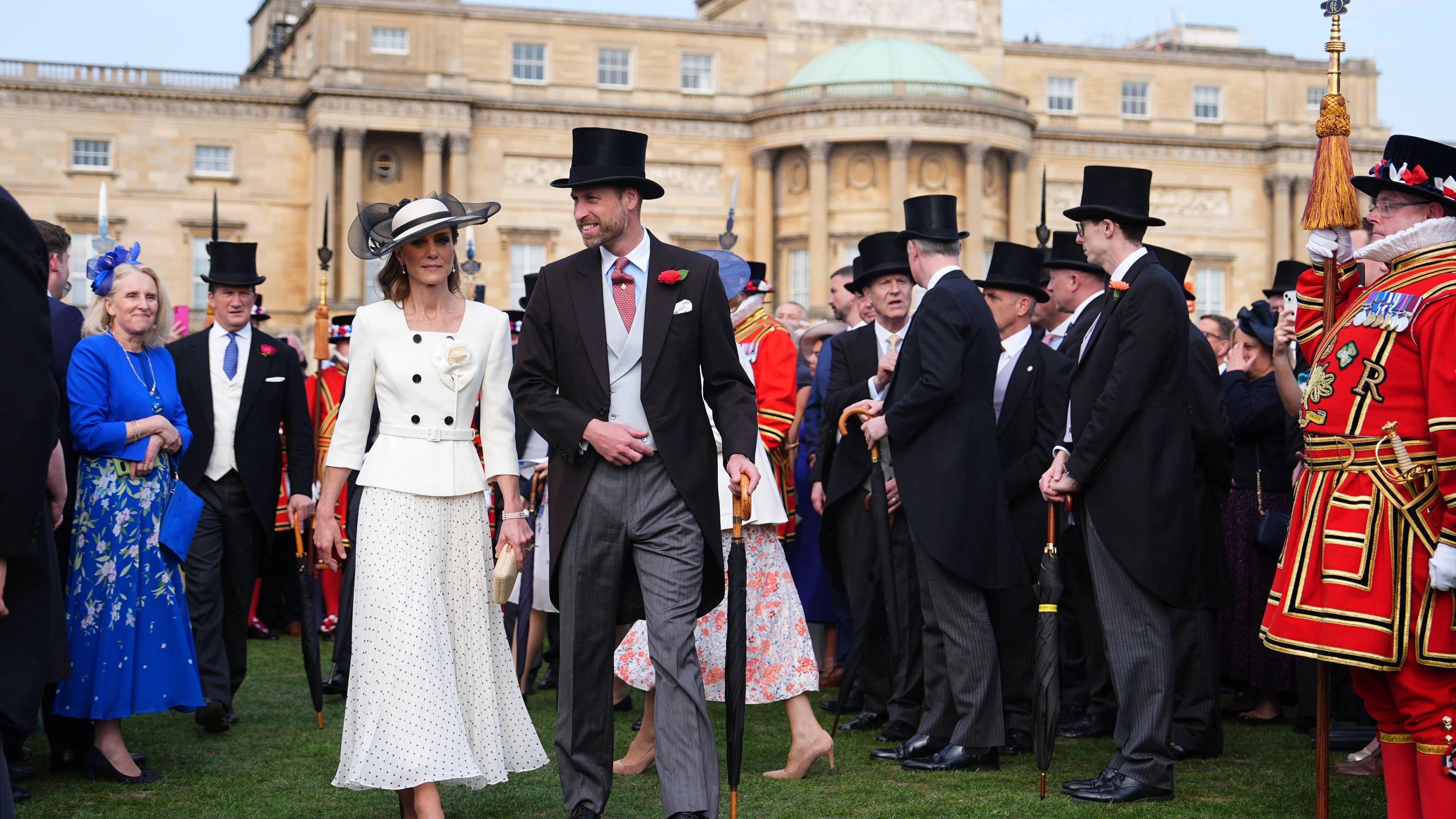 Prinz William und Prinzessin Kate feiern erste Gartenparty im Palast.