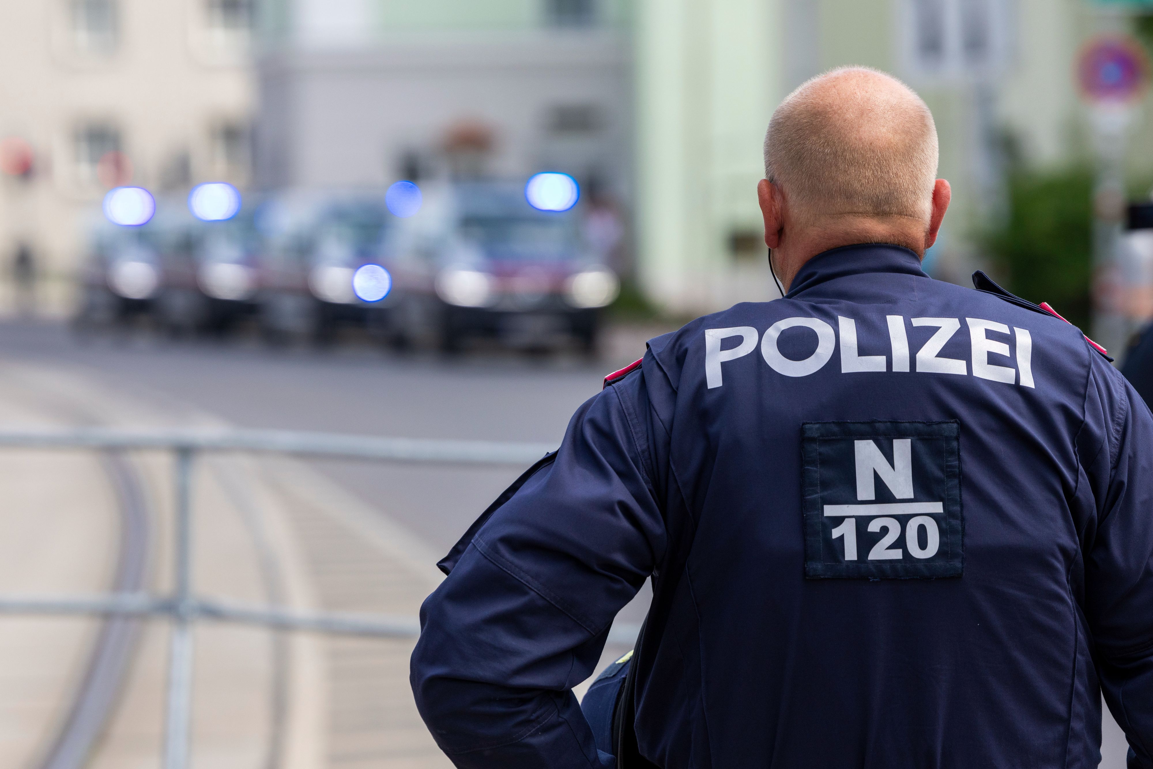 Symbolbild: Polizei beim Fußball-Einsatz. 