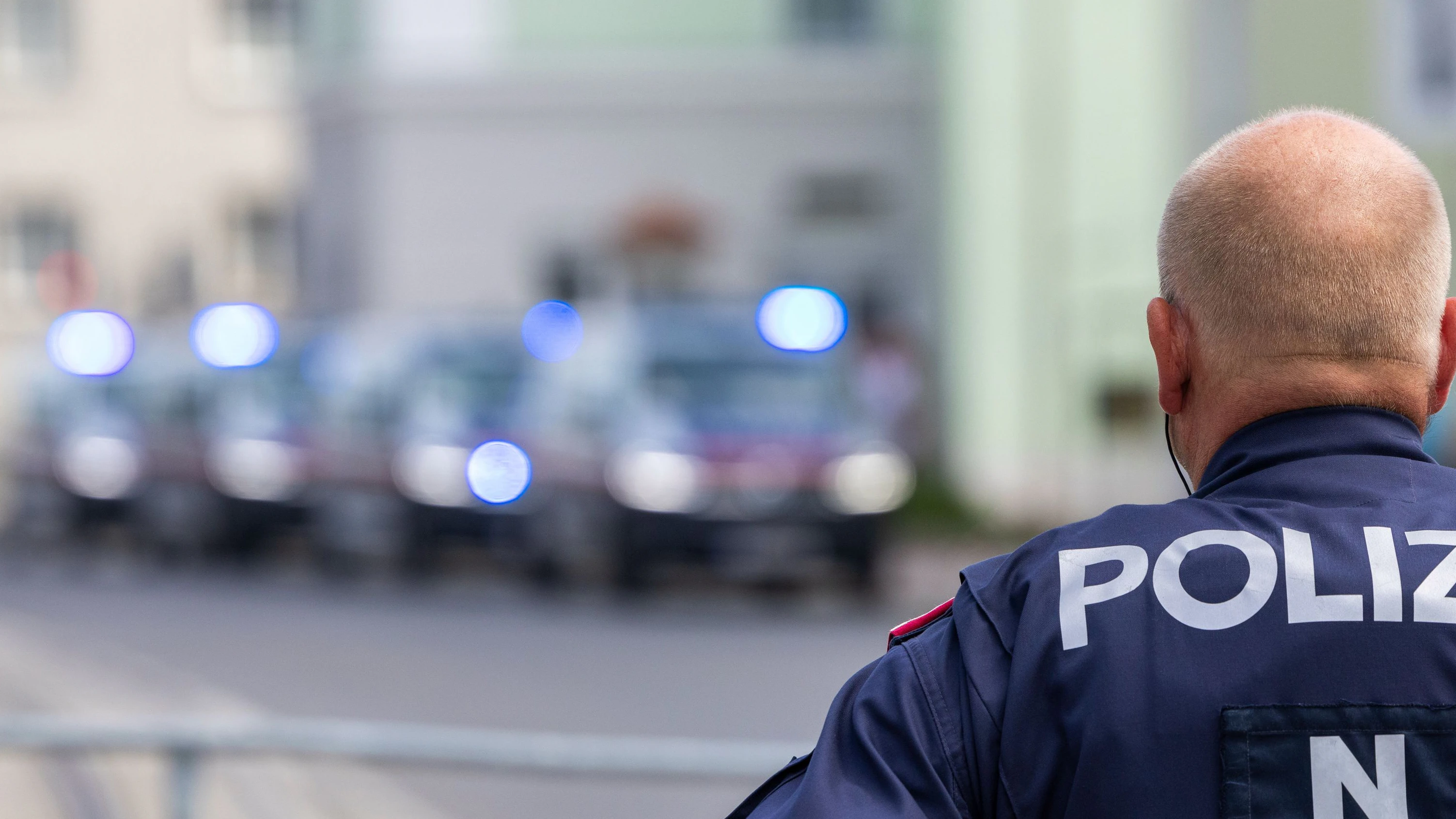 Symbolbild: Polizei beim Fußball-Einsatz. 
