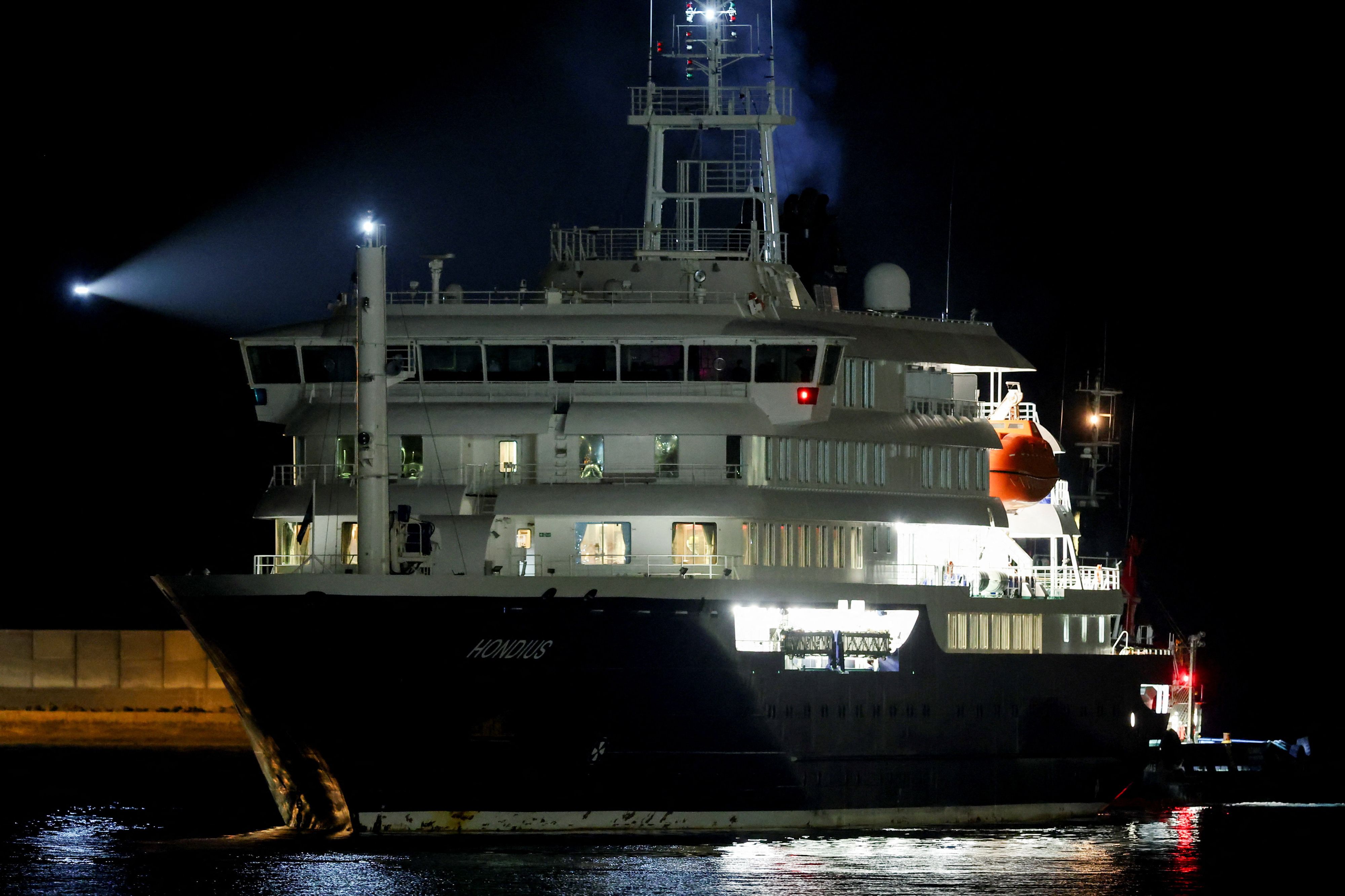 Die MV Hondius ist im Hafen von Teneriffa vor Anker gegangen.