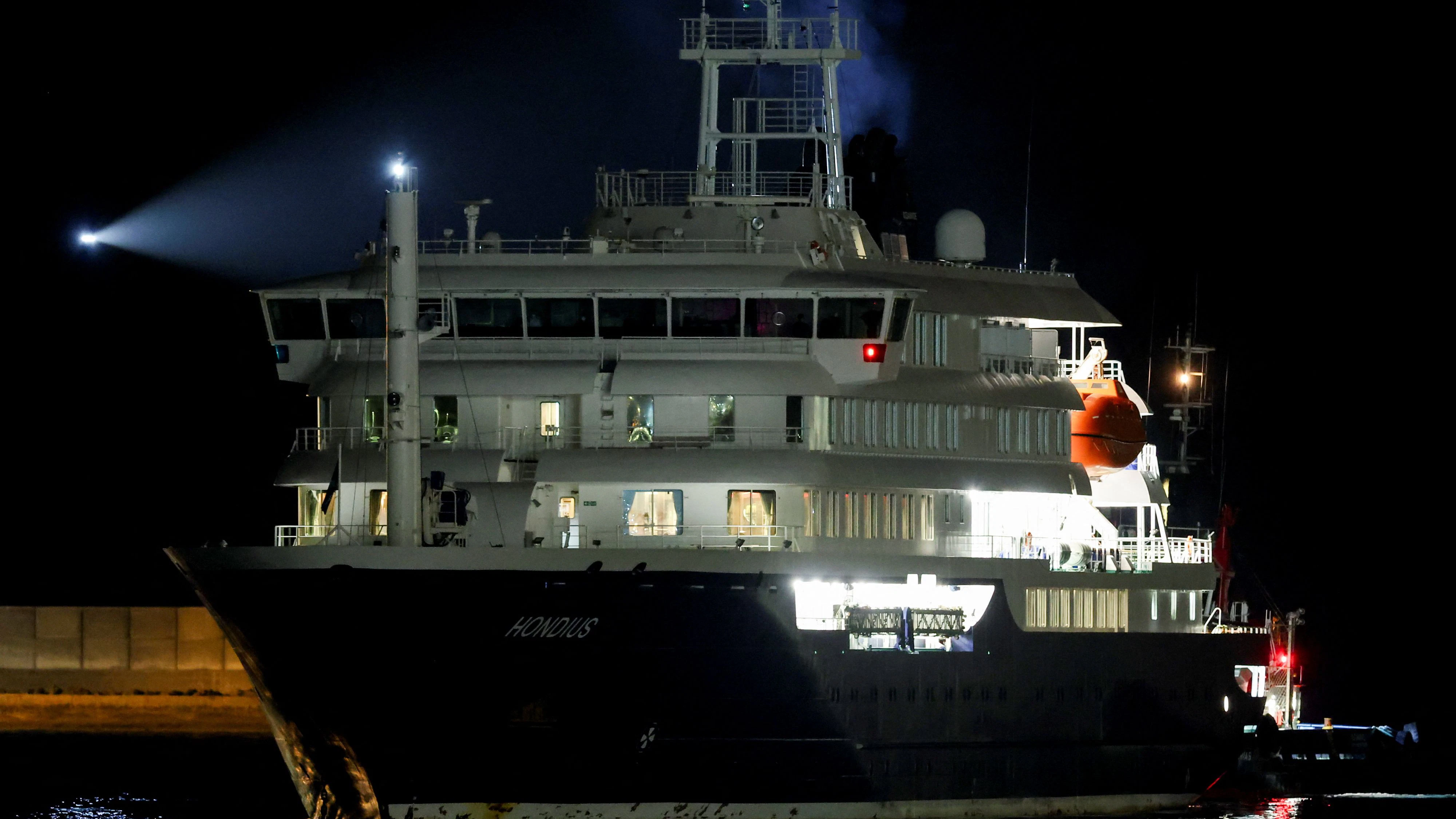 Die MV Hondius ist im Hafen von Teneriffa vor Anker gegangen.