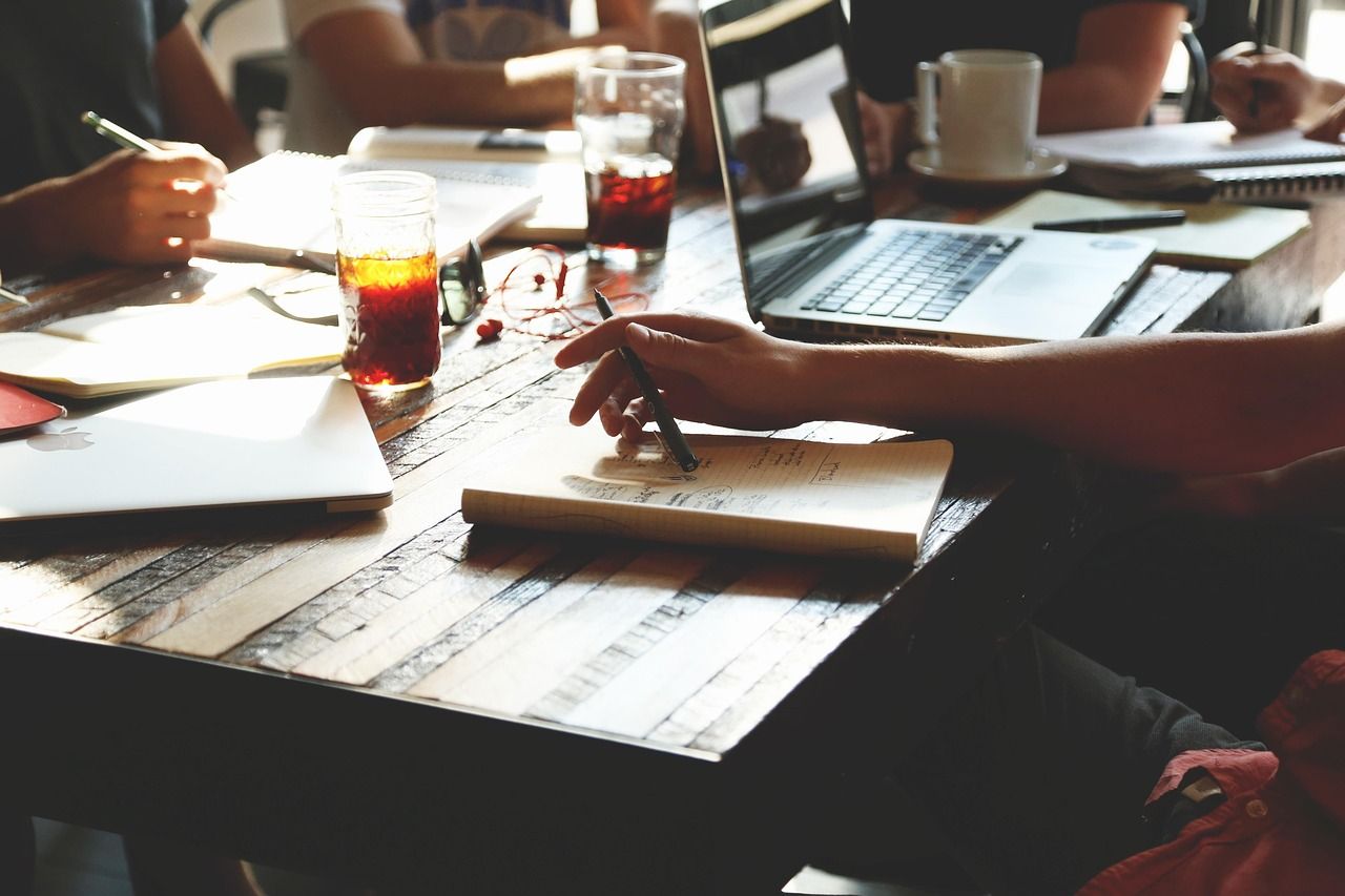 Junges Team beim Brainstorming im modernen Büro
