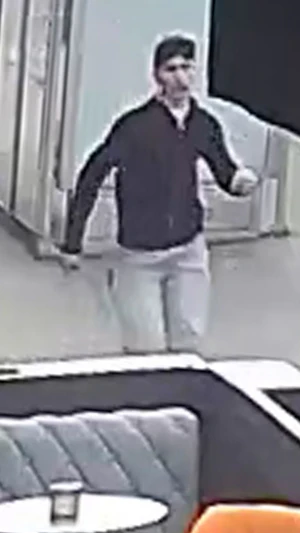 Messer-Attacke Wien: Drei Tatverdächtige nach brutalem Angriff vor Barbershop im 15. Bezirk gesucht. Polizei bittet um Hinweise.
