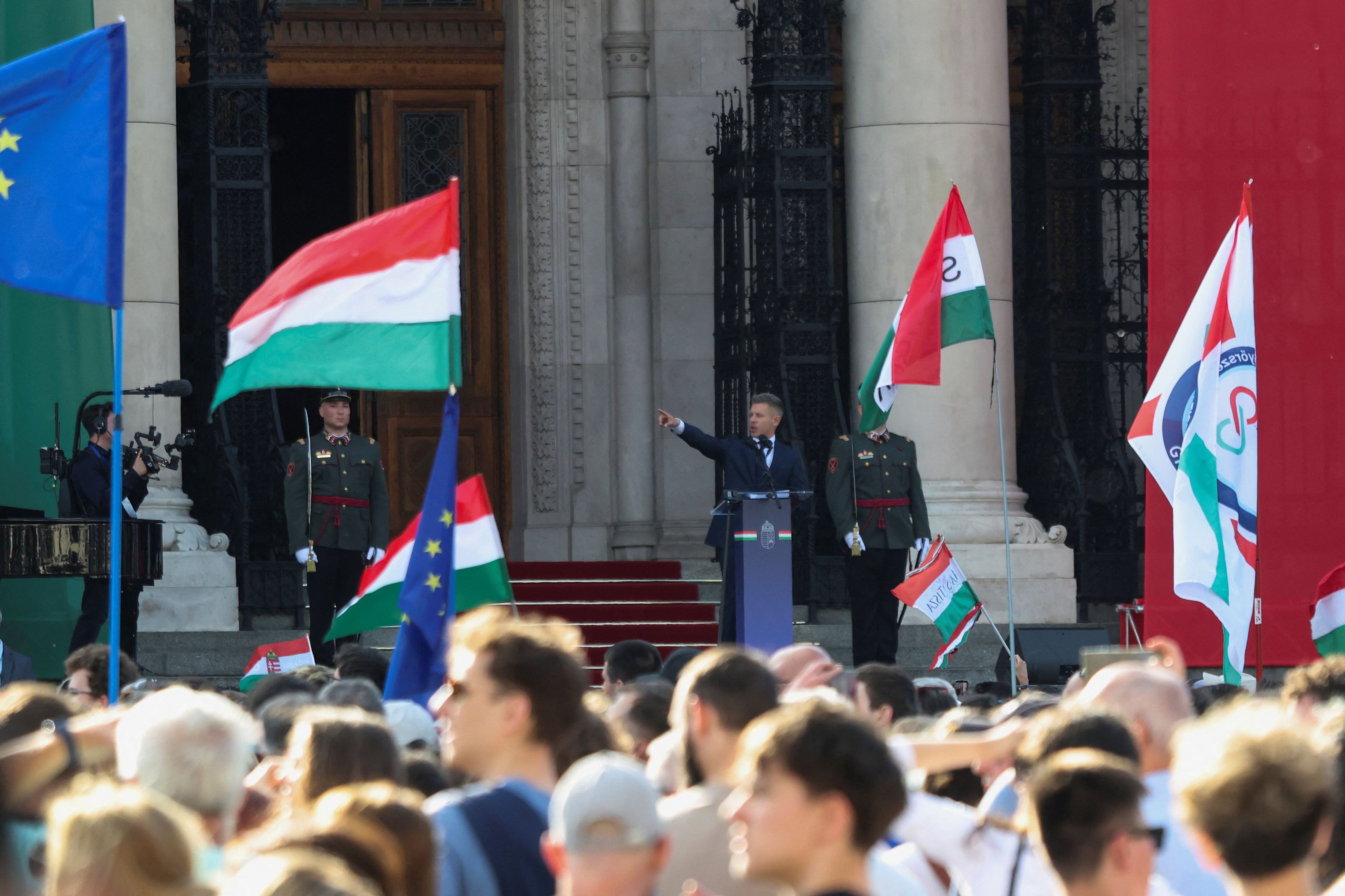 Der neu angelobte Ministerpräsident Ungarns, Péter Magyar, versprach radikale Änderungen im Land.