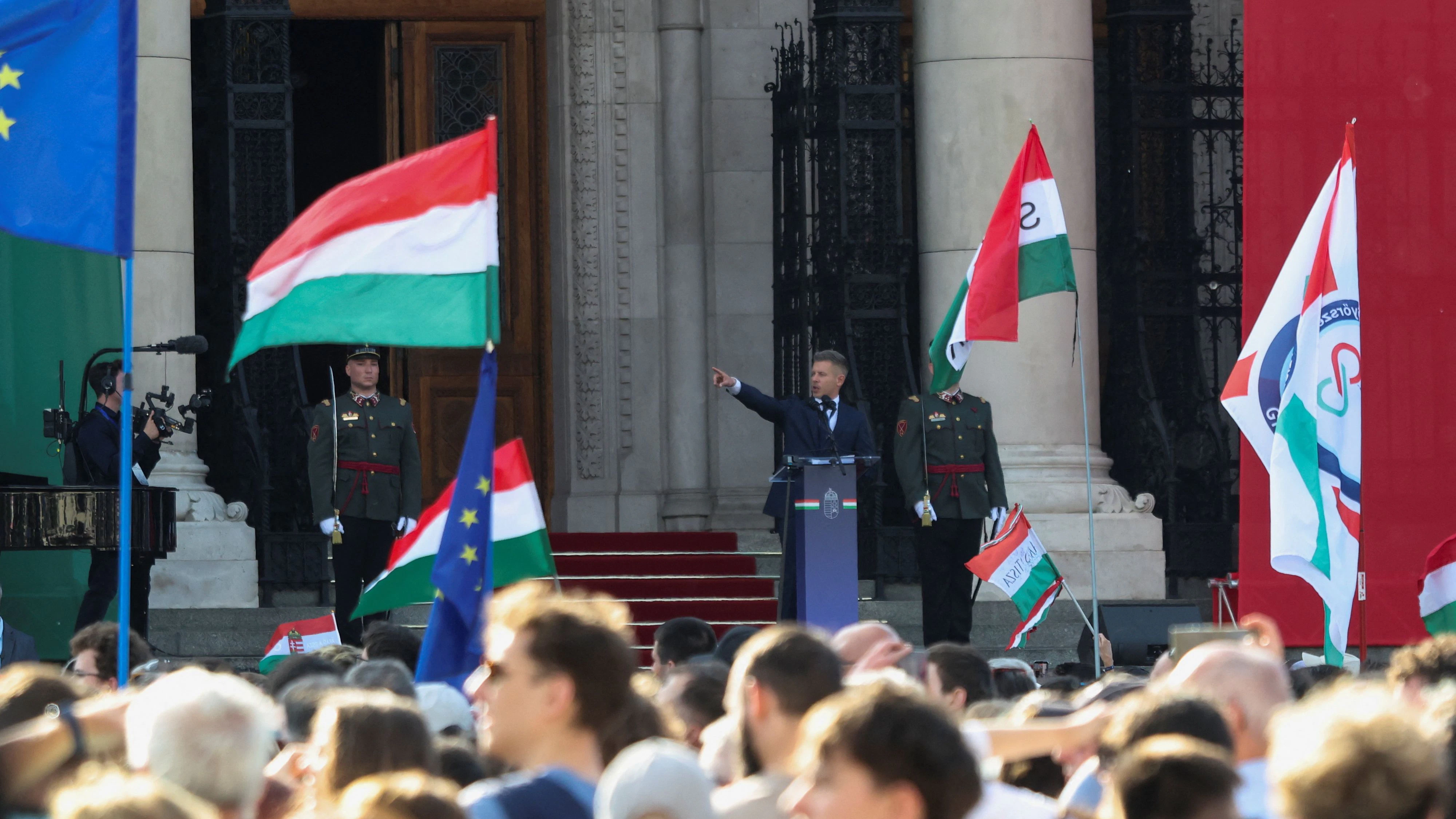 Der neu angelobte Ministerpräsident Ungarns, Péter Magyar, versprach radikale Änderungen im Land.