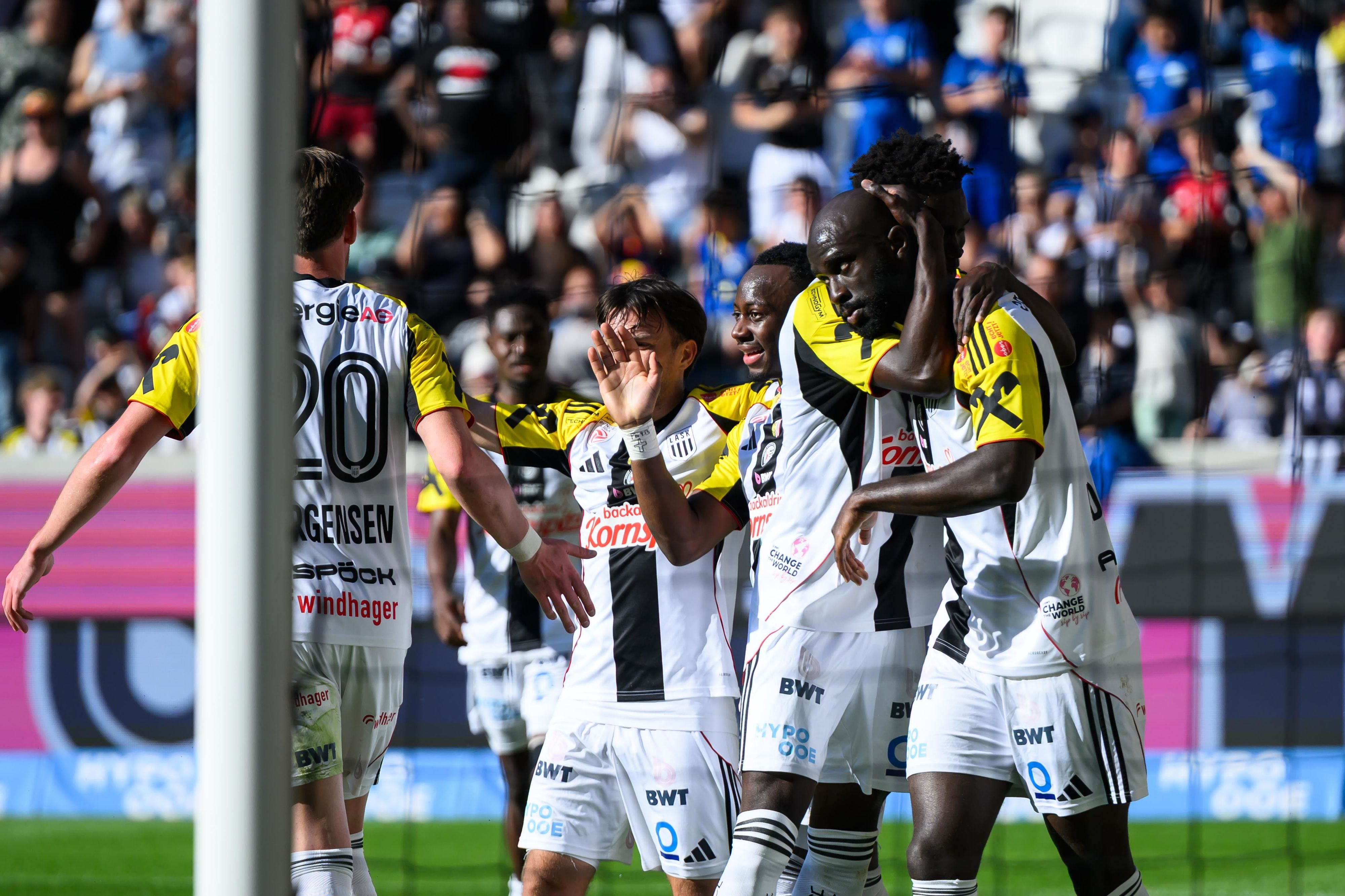 Der LASK jubelt gegen Salzburg.