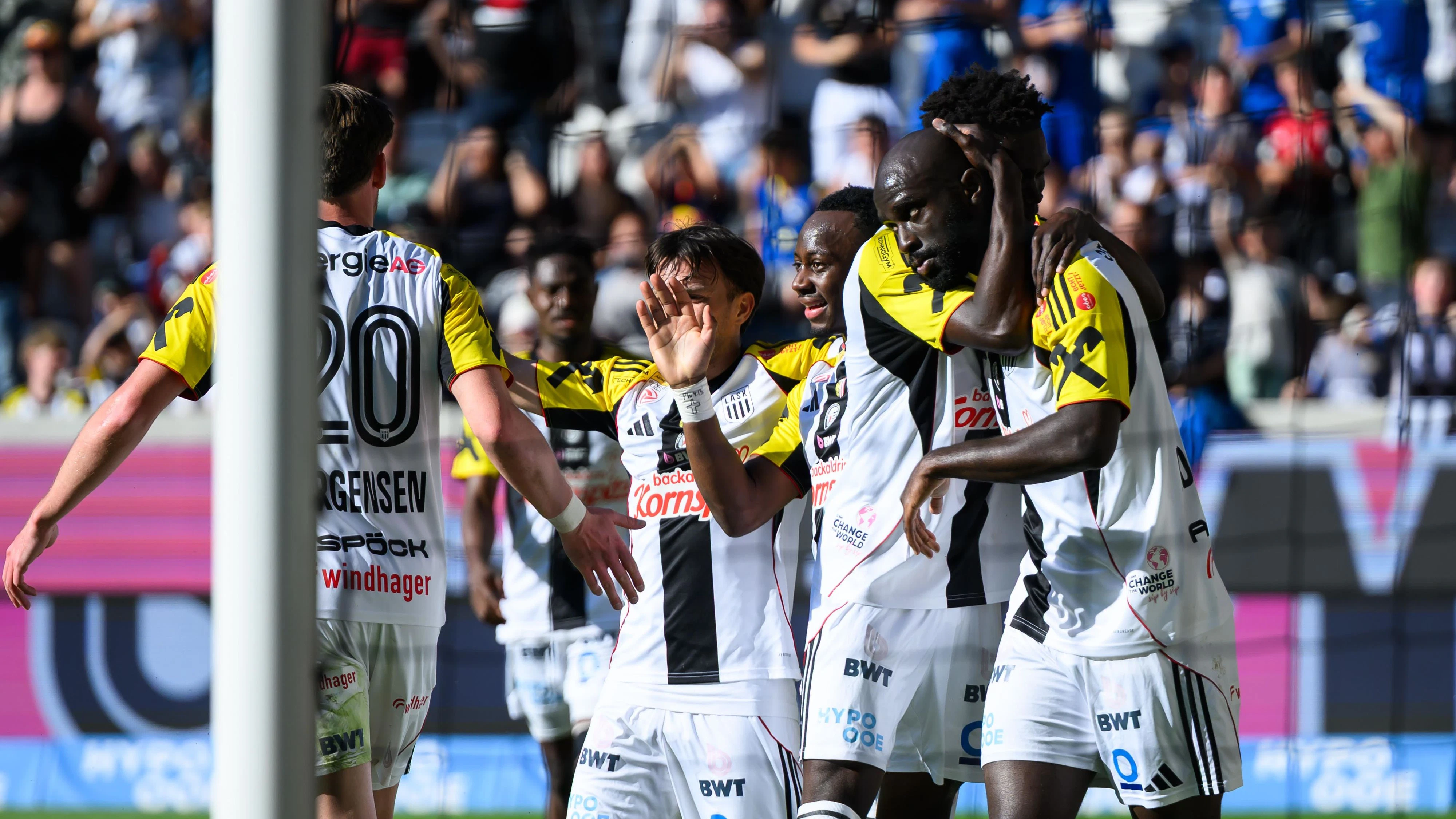 Der LASK jubelt gegen Salzburg.