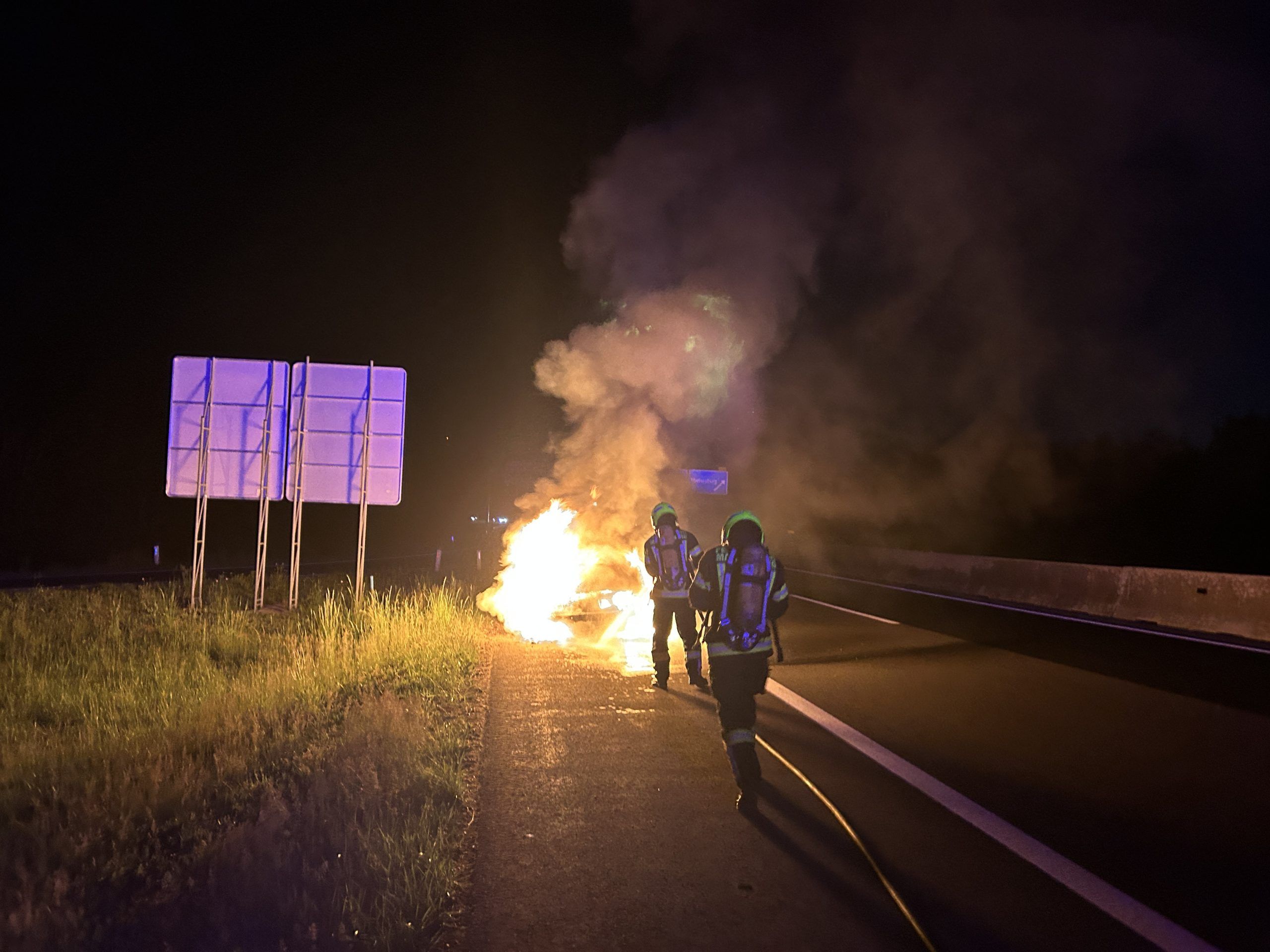 Ein brennendes Auto hat am Samstagabend für einen Feuerwehreinsatz auf der S31 im Burgenland gesorgt. Der Wagen stand beim Eintreffen der Einsatzkräfte bereits in Vollbrand.