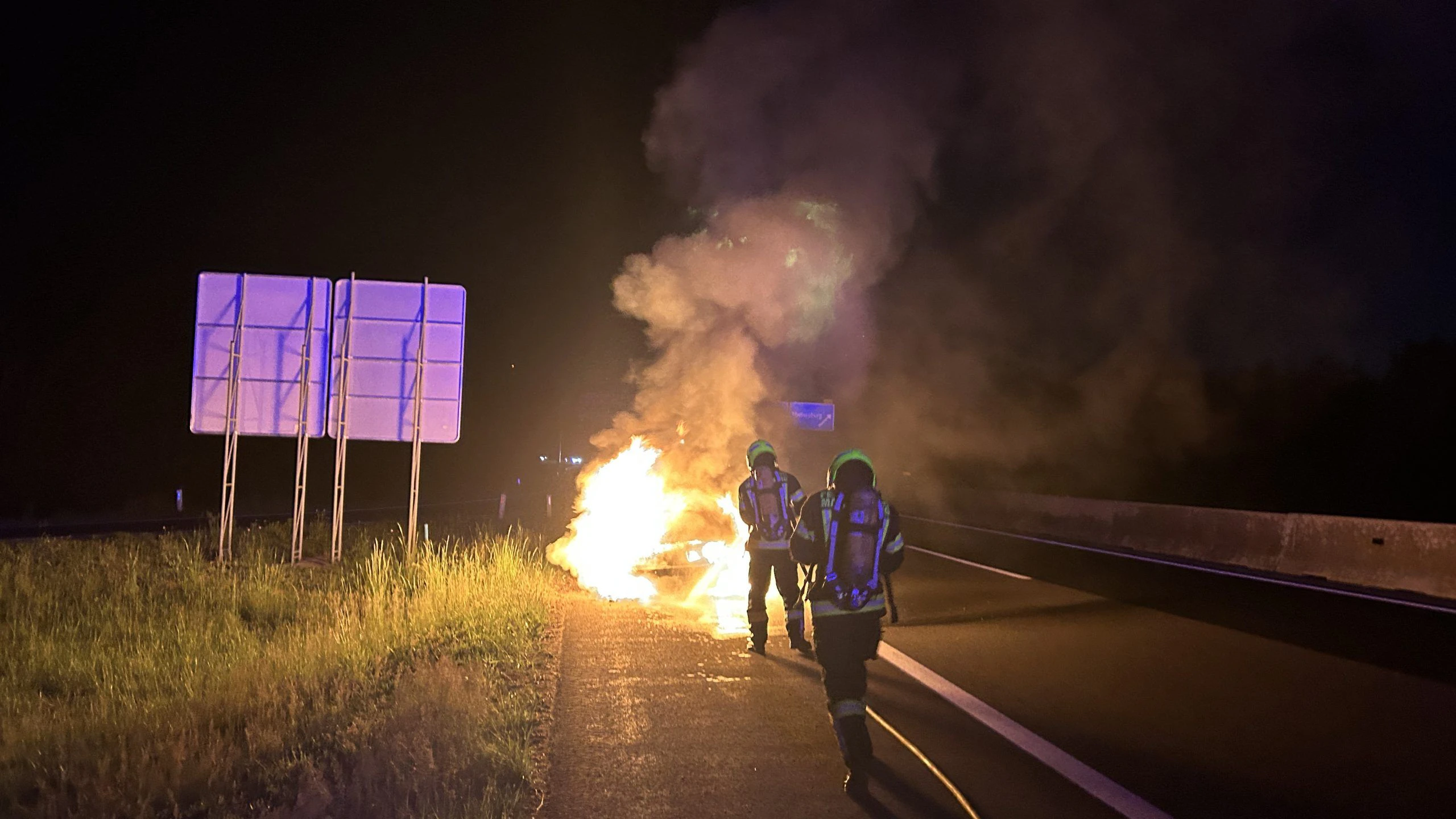 Ein brennendes Auto hat am Samstagabend für einen Feuerwehreinsatz auf der S31 im Burgenland gesorgt. Der Wagen stand beim Eintreffen der Einsatzkräfte bereits in Vollbrand.