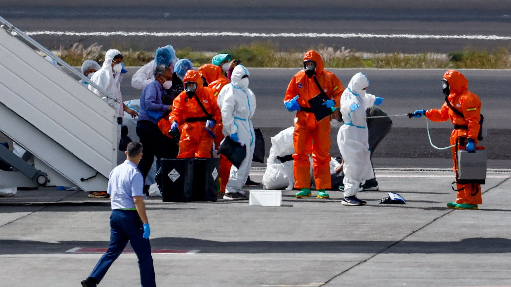 Nach der Ankunft des von einem tödlichen Hantavirus-Ausbruch betroffenen Kreuzfahrtschiffs "Hondius" vor der Kanareninsel Teneriffa hat am Sonntagvormittag dessen Evakuierung begonnen. An Bord befinden sich knapp 150 Menschen.