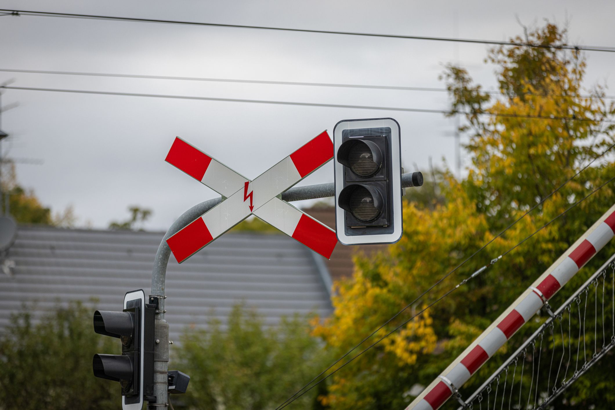 Der schreckliche Unfall ereignete sich an einem beschrankten Bahnübergang. Symbolbild. 