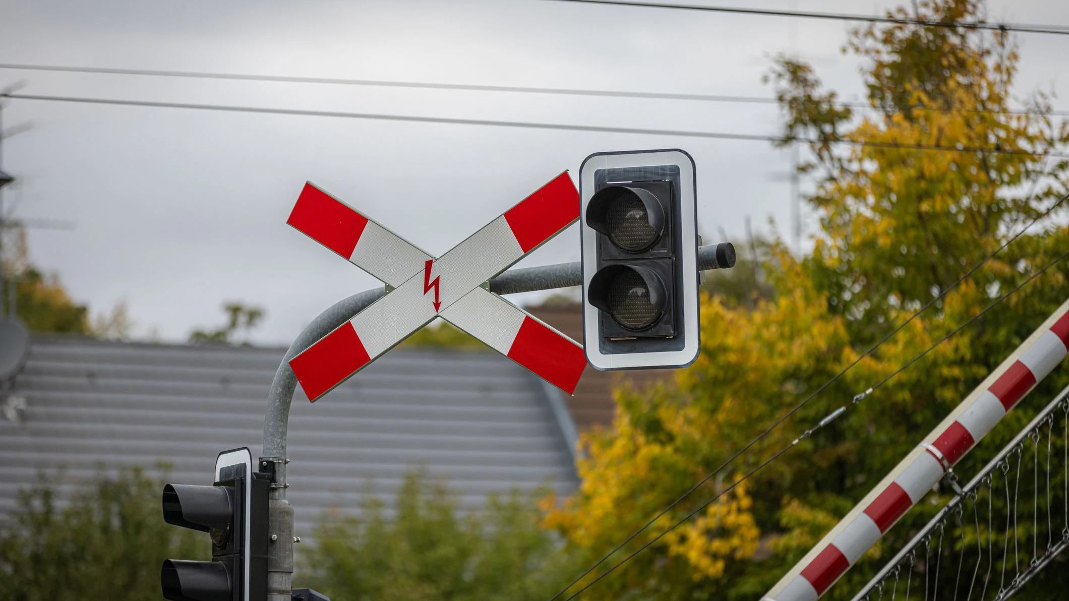 Der schreckliche Unfall ereignete sich an einem beschrankten Bahnübergang. Symbolbild. 