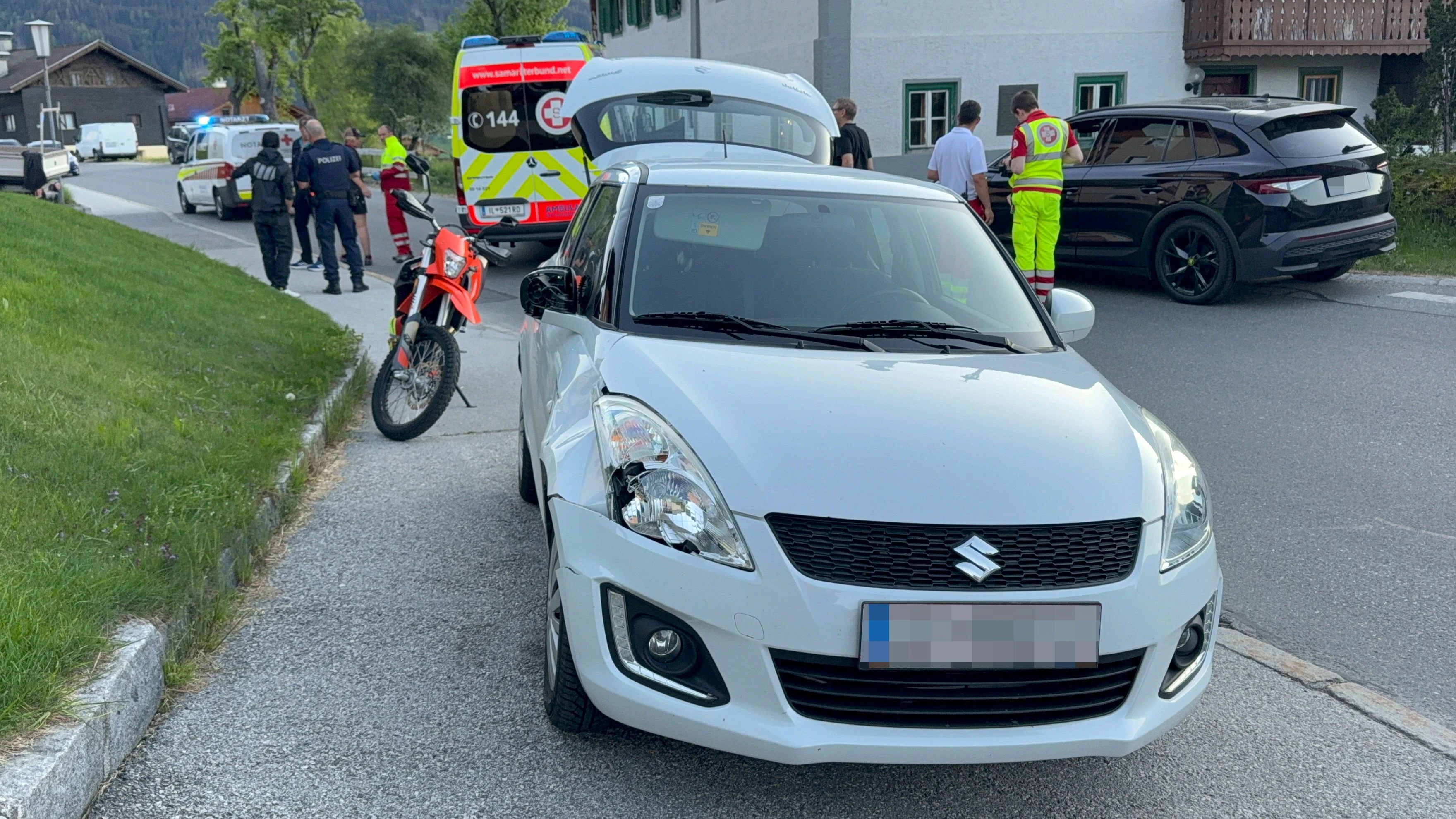  Weerberg-Fussgänger von Fahrzeug erfasst und schwer verletzt -Fotocredit: ZOOM.TIROL 