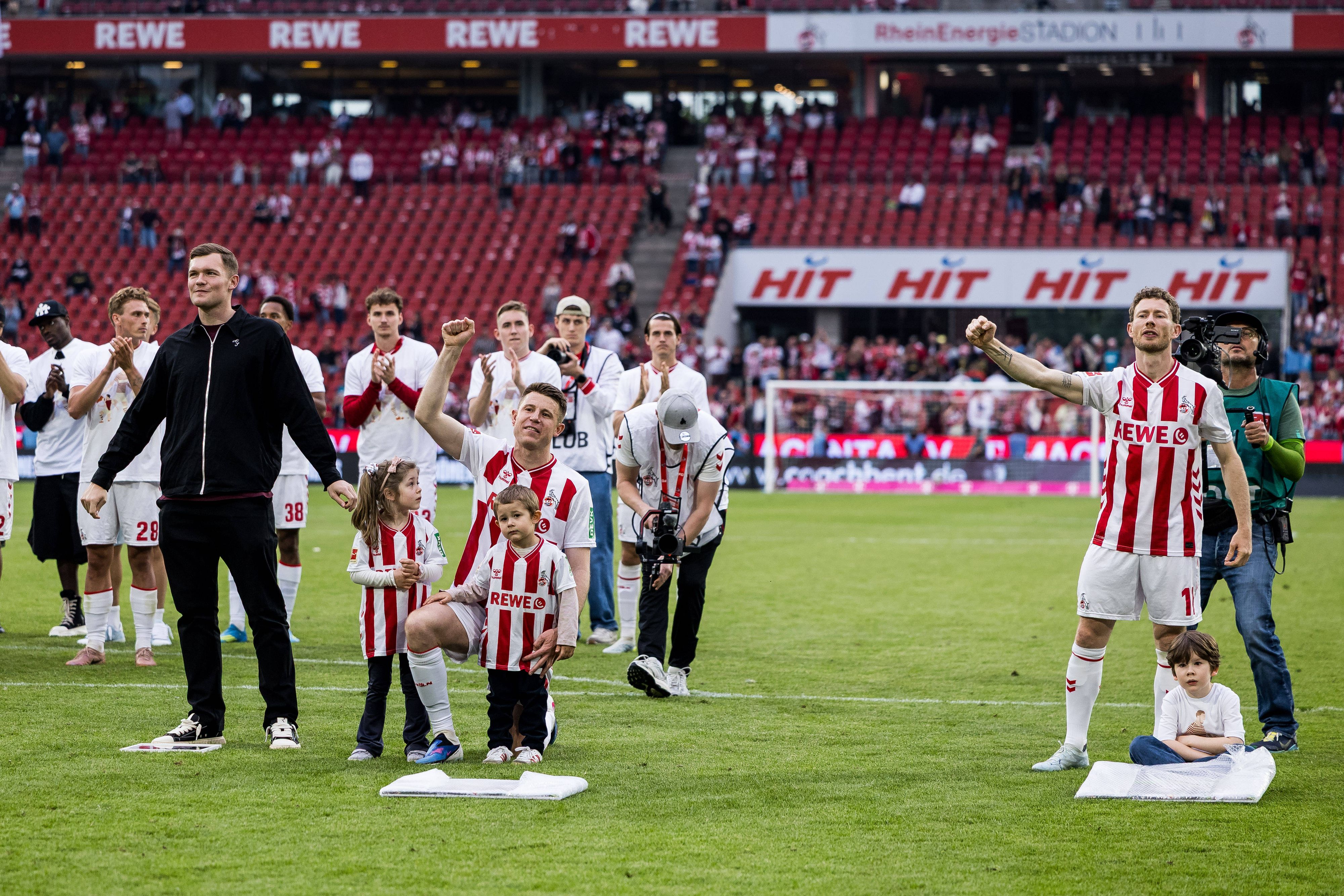 Kainz (r.) wird von den Köln-Fans gefeiert.