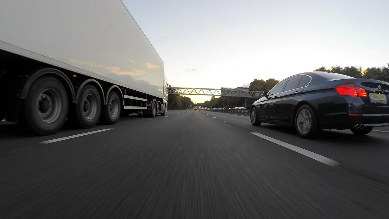 Auto fahren auf der Autobahn