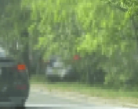 Ein Autofahrer umfuhr eine Straßensperre am Gürtel auf unübliche Weise.