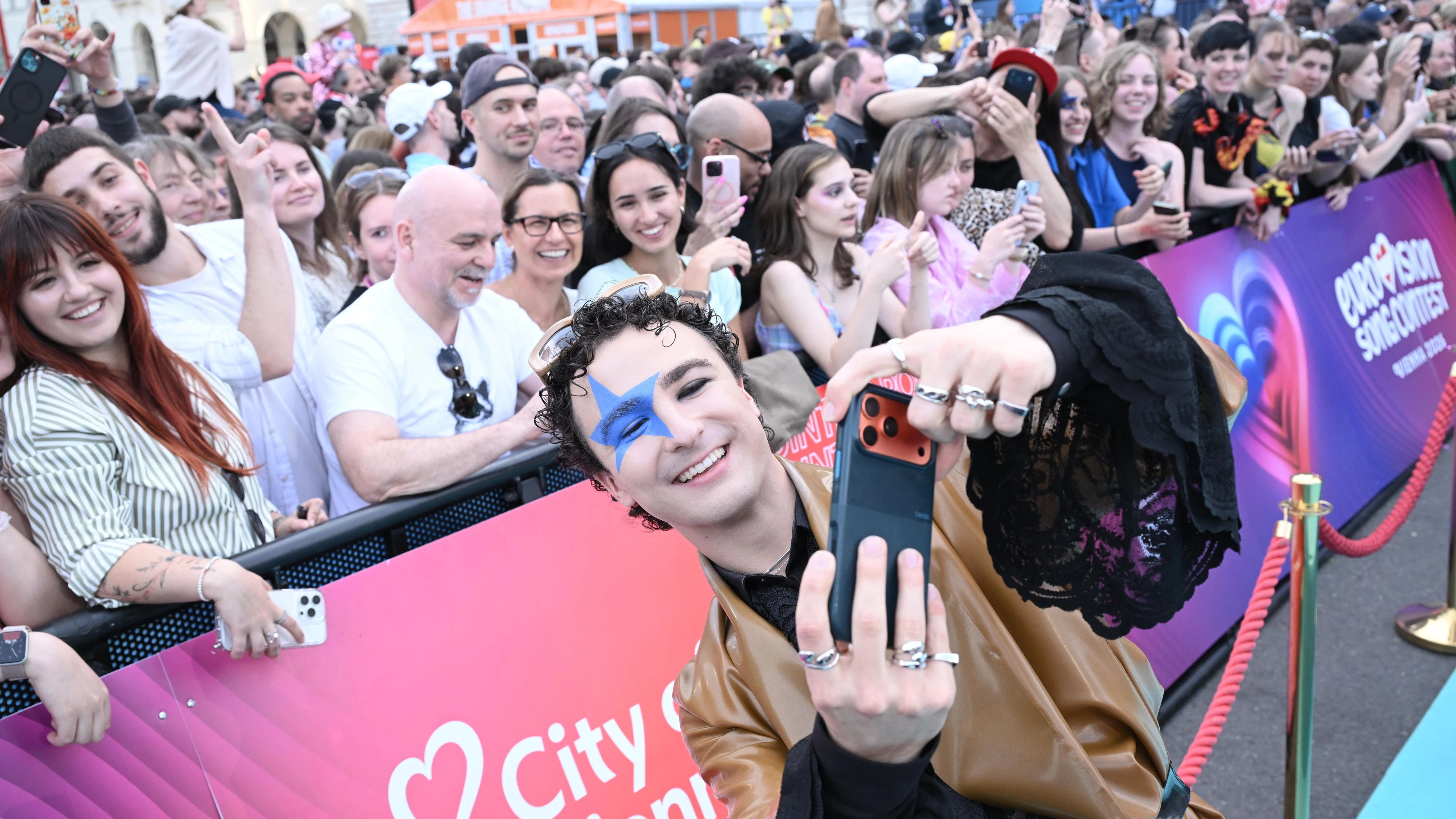 Welcome to Vienna - Das ESC Opening - "Welcome to Vienna - Das Opening" eröffnet den Eurovision Song Contest live vom Wiener Rathausplatz. Beim großen Auftritt auf dem Turquoise Carpet präsentieren sich alle Kandidatinnen und Kandidaten erstmals dem Publikum und den Fans.