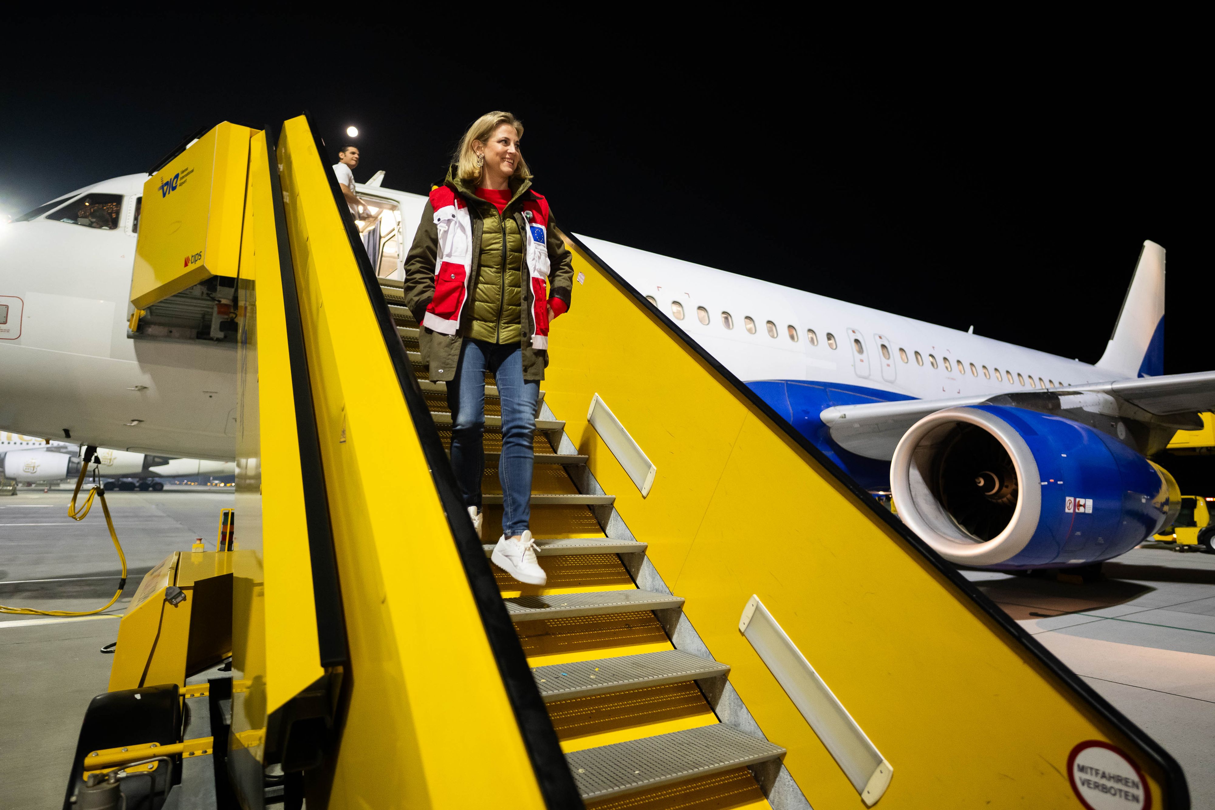 Außenministerin Beate Meinl-Reisinger (Neos) begrüßte Rückkehrer nach Landung des Evakuierungsflugs am 4. März 2026 persönlich am Rollfeld.