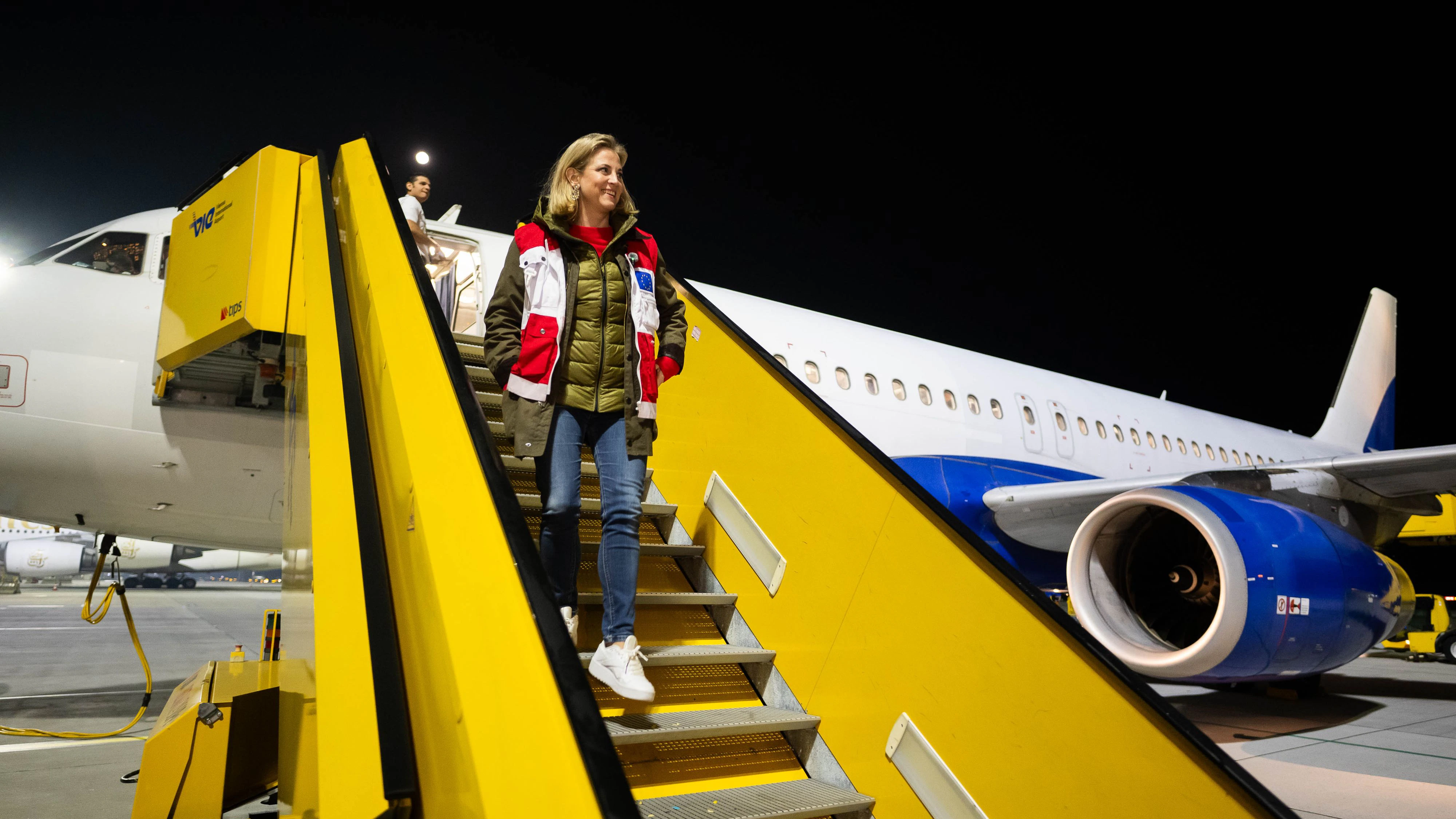 Außenministerin Beate Meinl-Reisinger (Neos) begrüßte Rückkehrer nach Landung des Evakuierungsflugs am 4. März 2026 persönlich am Rollfeld.