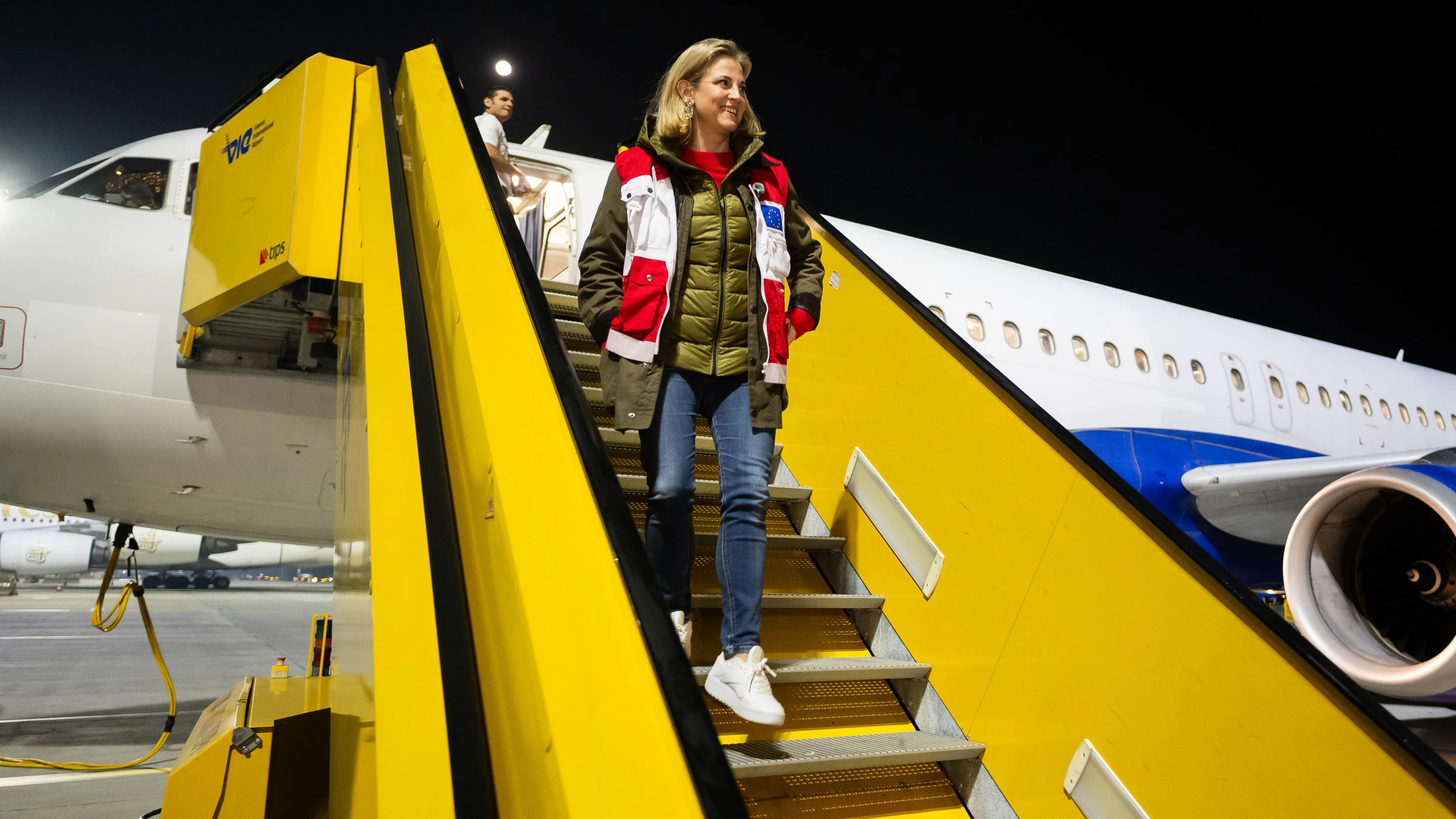 Außenministerin Beate Meinl-Reisinger (Neos) begrüßte Rückkehrer nach Landung des Evakuierungsflugs am 4. März 2026 persönlich am Rollfeld.