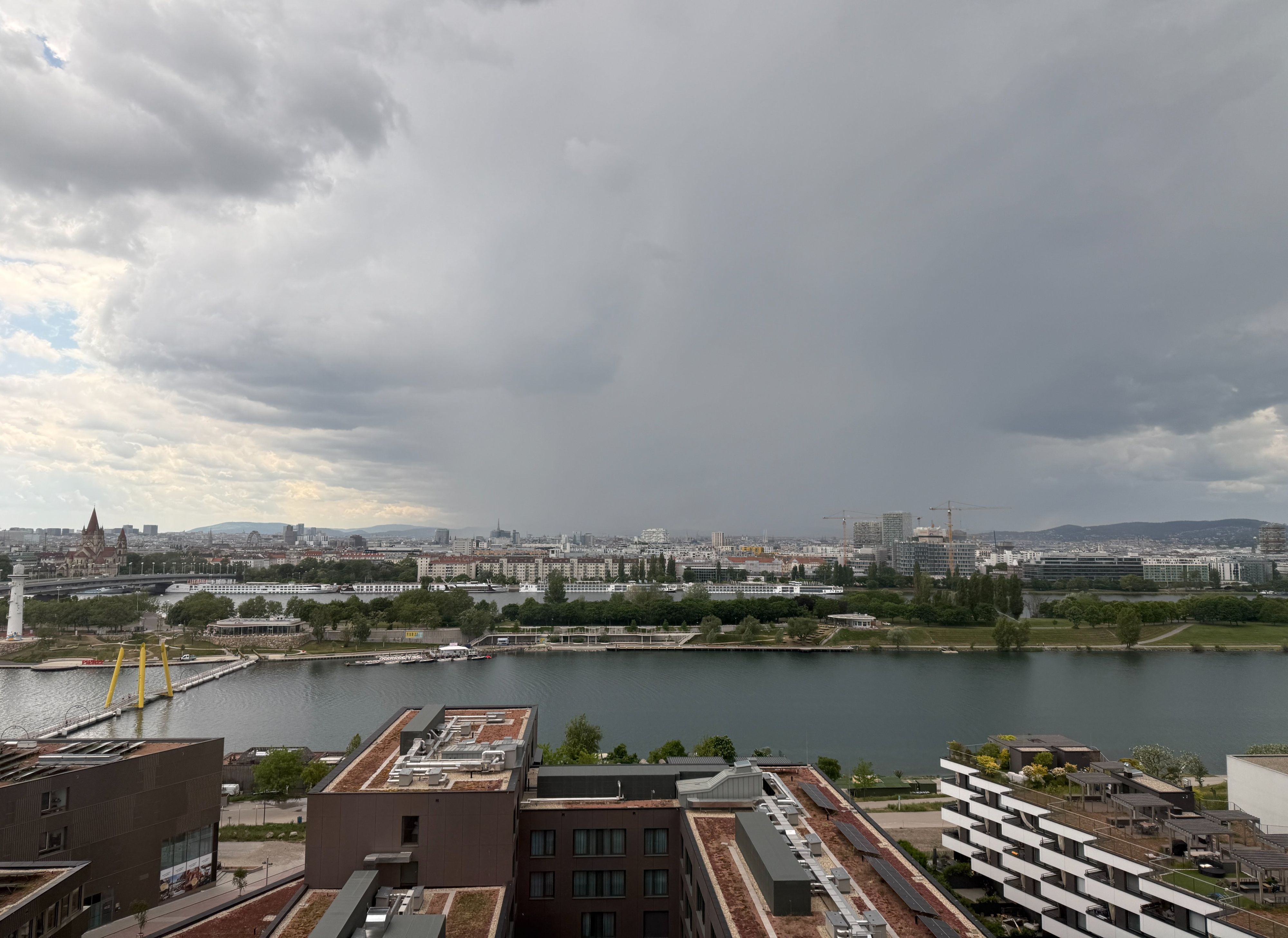 Blick auf Wien am Montag - schwere Wolken hängen über der Bundeshauptstadt.