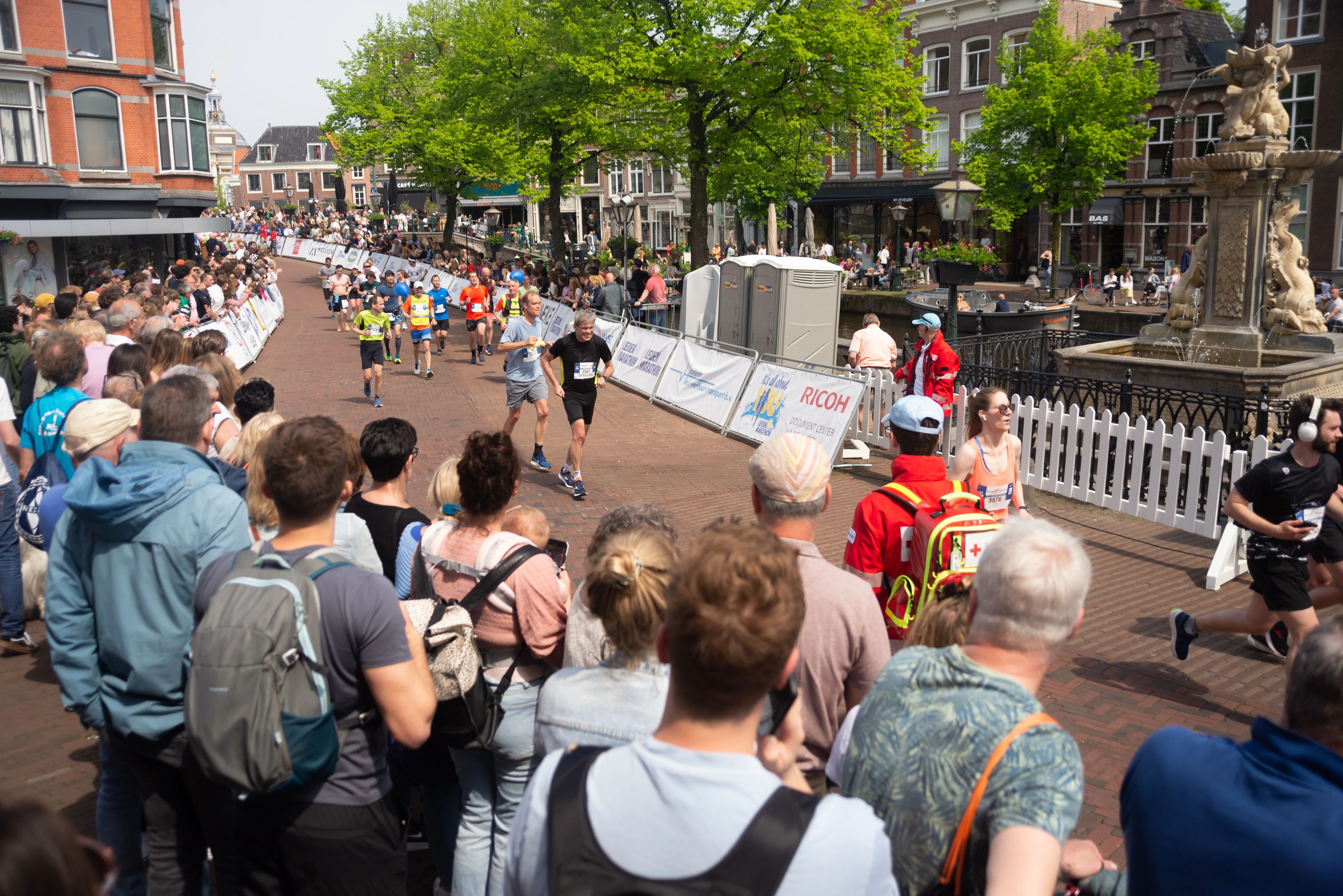 Ein tragisches Unglück überschattete den Marathonlauf in der niederländischen Stadt Leiden: Eine 15-Jährige, die am Halbmarathon teilnahm, brach etwa vier Kilometer vor dem Ziel zusammen. Im Bild: Der Bewerb im Jahr 2023.