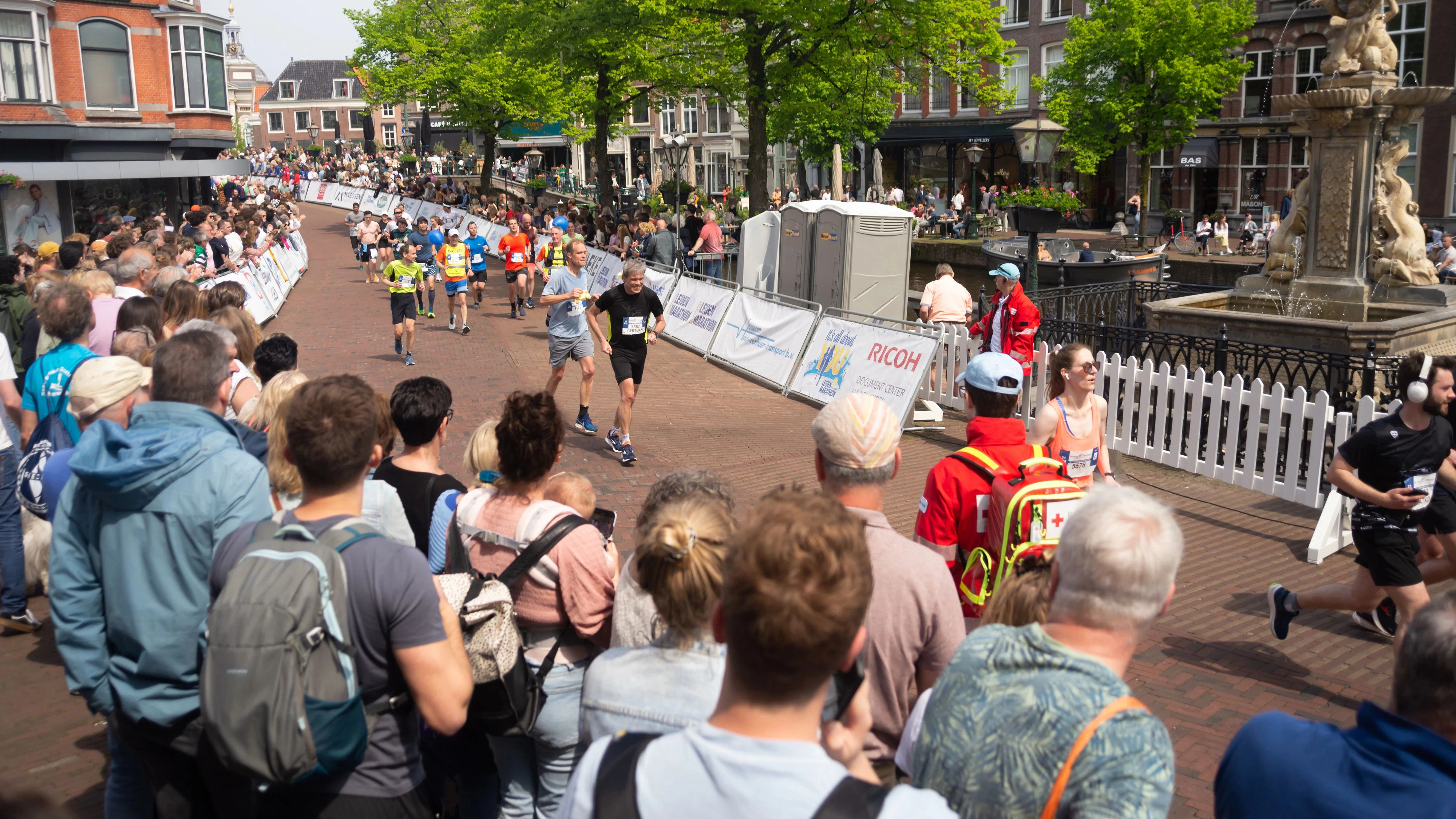 Ein tragisches Unglück überschattete den Marathonlauf in der niederländischen Stadt Leiden: Eine 15-Jährige, die am Halbmarathon teilnahm, brach etwa vier Kilometer vor dem Ziel zusammen. Im Bild: Der Bewerb im Jahr 2023.