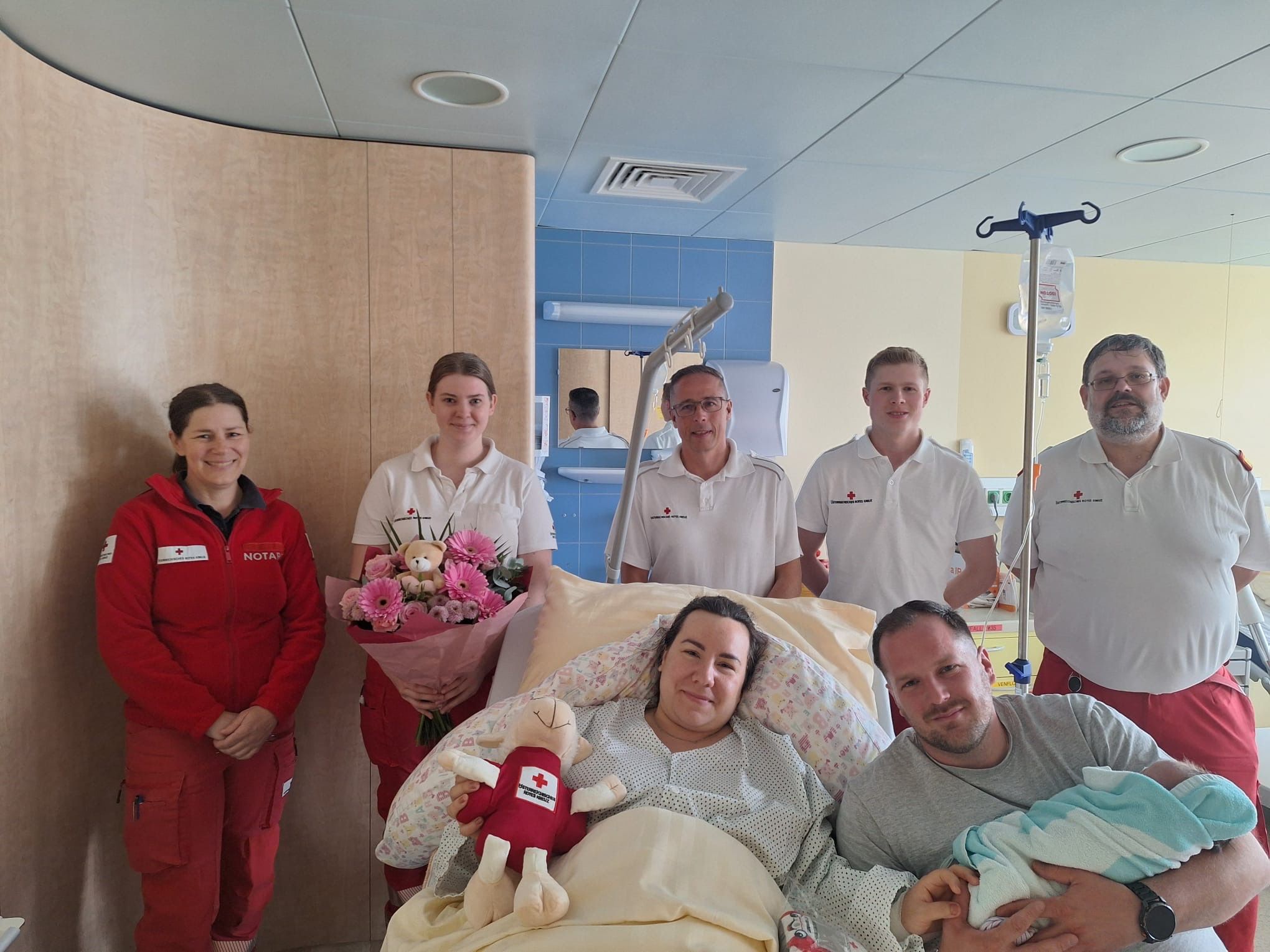 v.l.n.r.: Notärztin Barbara Predl, Rettungssanitäterin Viviane Fuß, Notfallsanitäter-NKV Thomas Masicek, Rettungssanitäter Mario Bugl, Rettungssanitäter Andreas Steffny mit den frischgebackenen Eltern rund um Dorothea