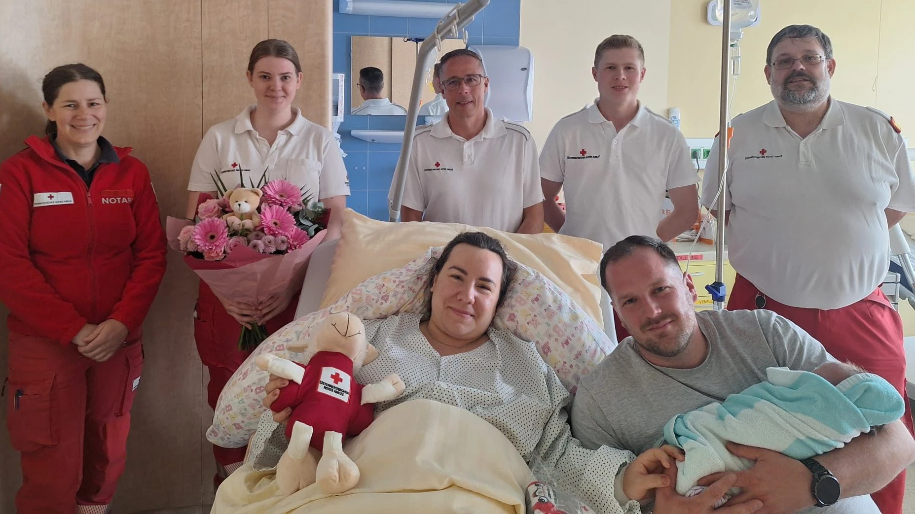 v.l.n.r.: Notärztin Barbara Predl, Rettungssanitäterin Viviane Fuß, Notfallsanitäter-NKV Thomas Masicek, Rettungssanitäter Mario Bugl, Rettungssanitäter Andreas Steffny mit den frischgebackenen Eltern rund um Dorothea