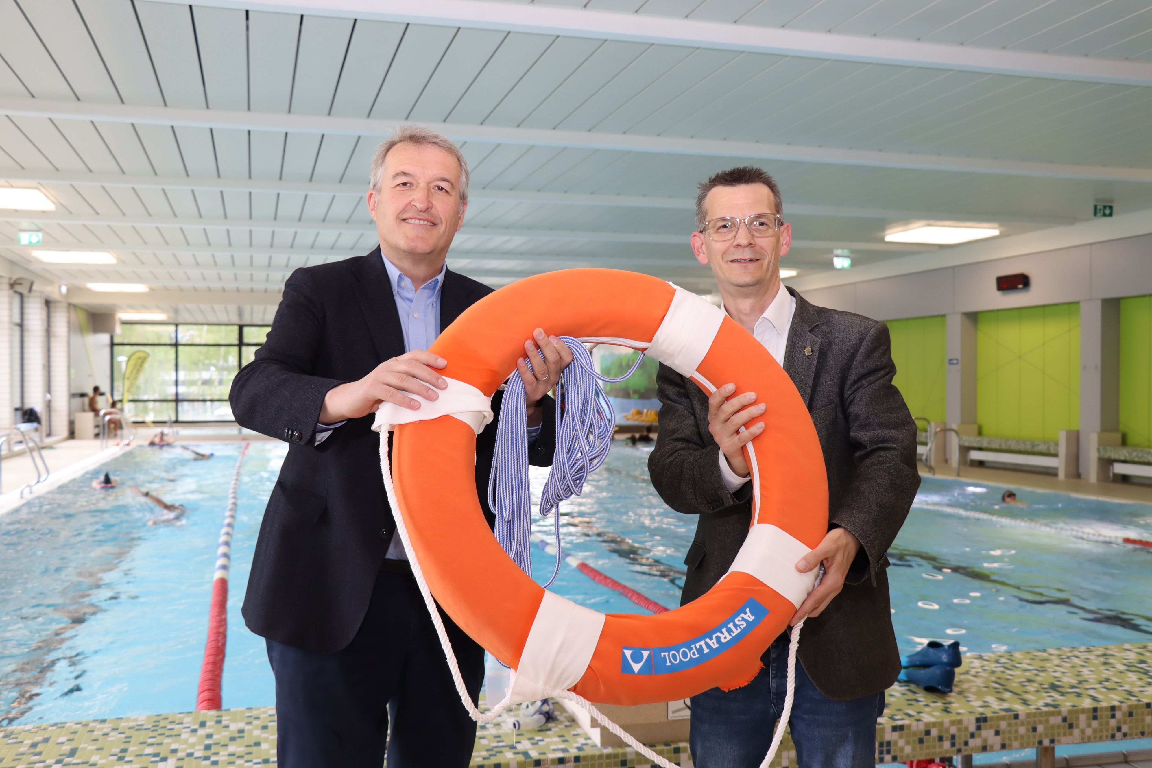 Bürgermeister Karl Rudischer (Mürzzuschlag) und Bürgermeister Peter Teix (Neunkirchen) im Hallenbad Neunkirchen.