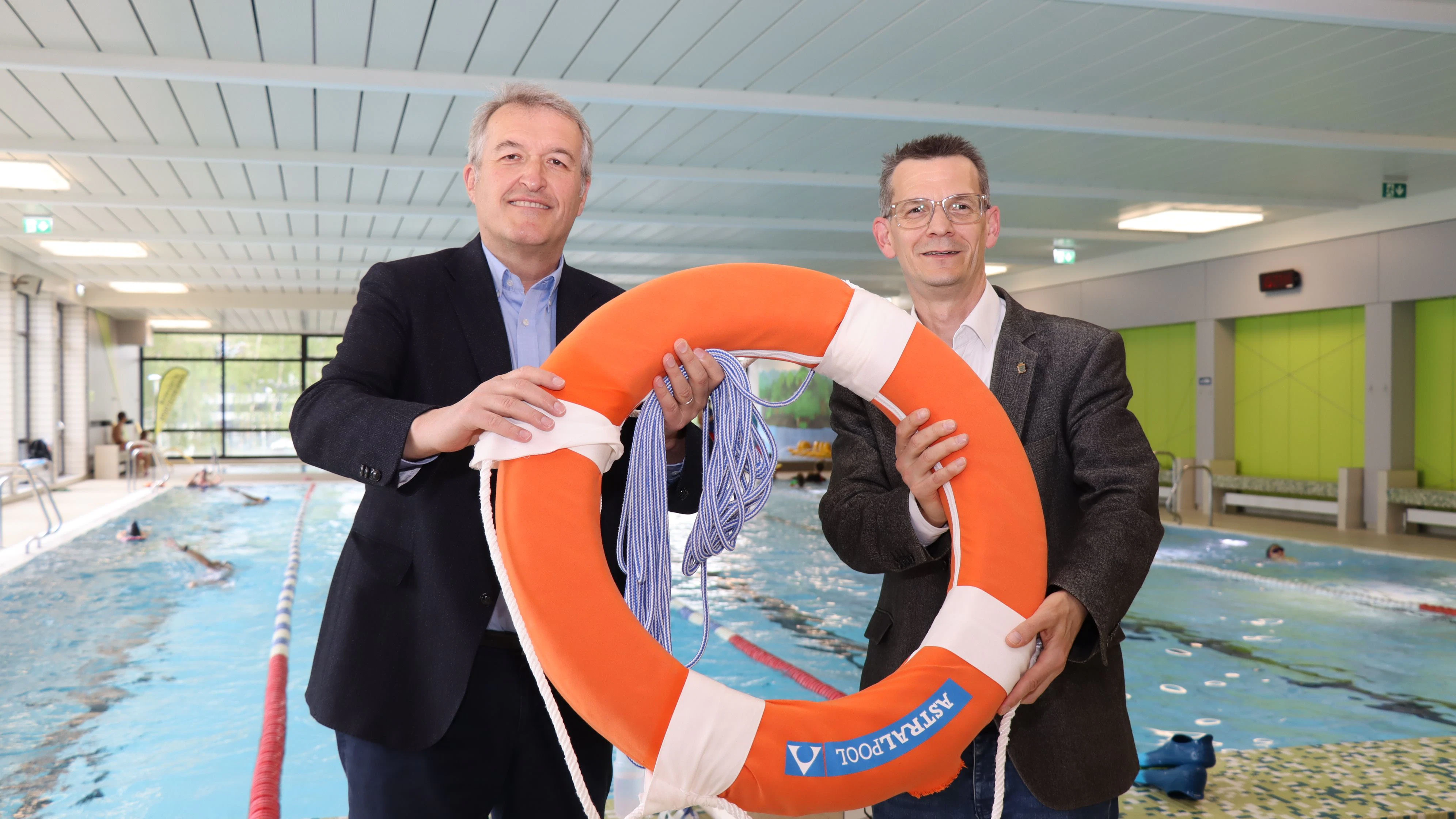 Bürgermeister Karl Rudischer (Mürzzuschlag) und Bürgermeister Peter Teix (Neunkirchen) im Hallenbad Neunkirchen.