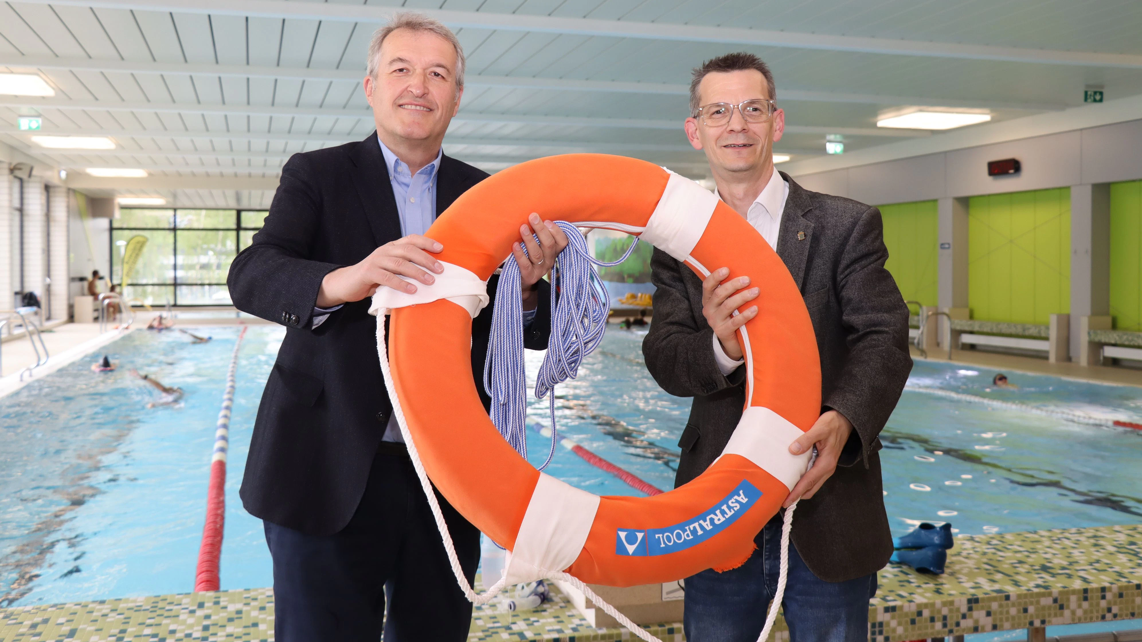 Bürgermeister Karl Rudischer (Mürzzuschlag) und Bürgermeister Peter Teix (Neunkirchen) im Hallenbad Neunkirchen.