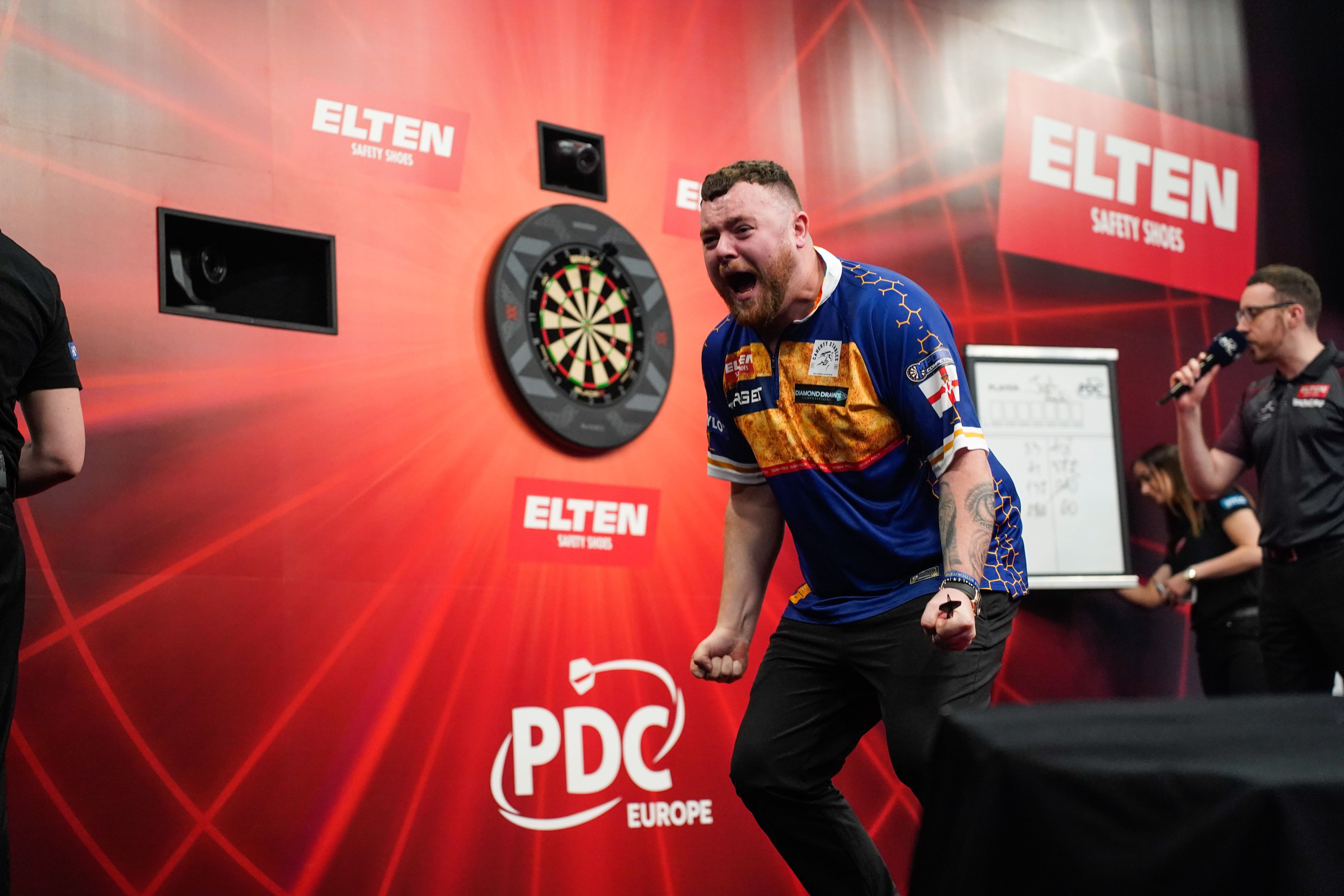 Heute.at - Rocky ist ein Steirer! 16.000 Fans feiern Darts-Party