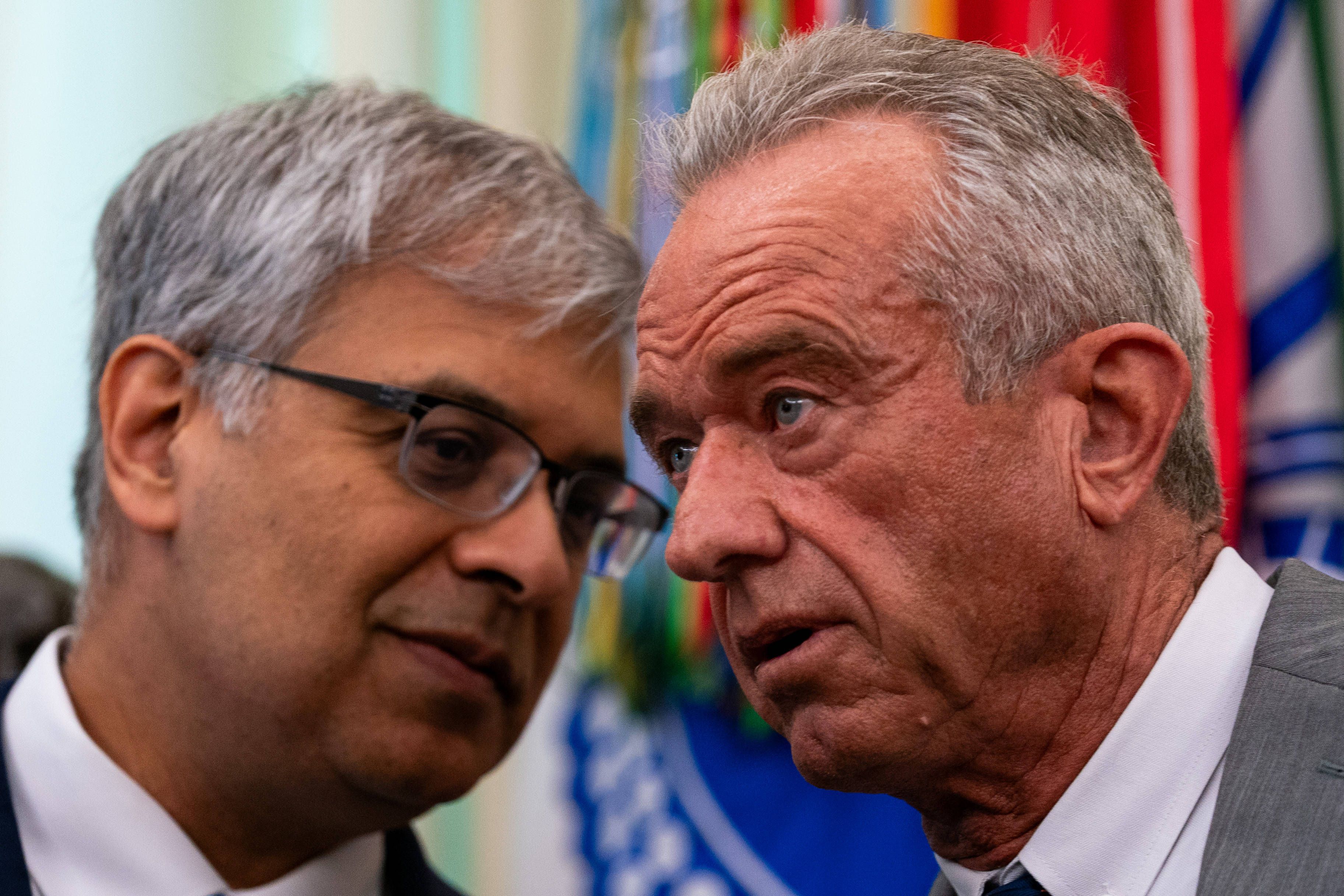 Der US-Gesundheitsminister Robert F. Kennedy Jr. und Jay Bhattacharya, Direktor der National Institutes of Health (NIH), unterhalten sich im Weißen Haus. Archivbild, April 2026