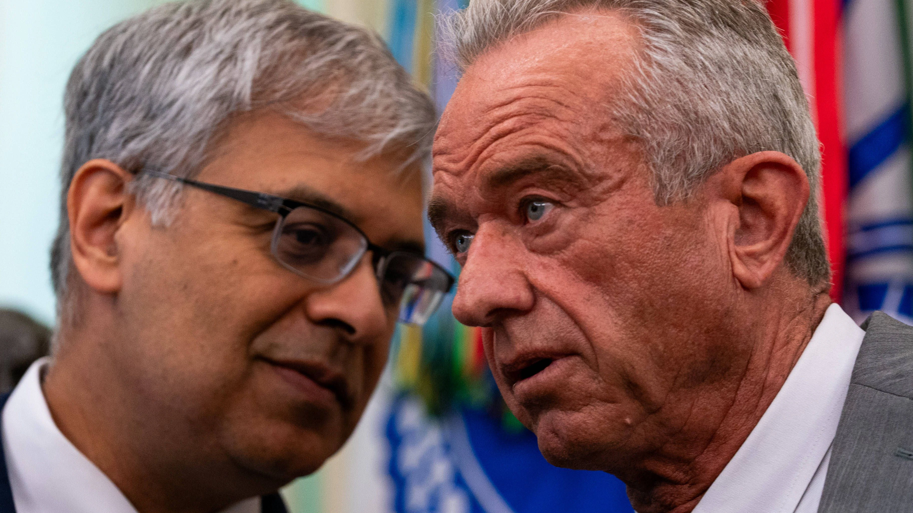 Der US-Gesundheitsminister Robert F. Kennedy Jr. und Jay Bhattacharya, Direktor der National Institutes of Health (NIH), unterhalten sich im Weißen Haus. Archivbild, April 2026