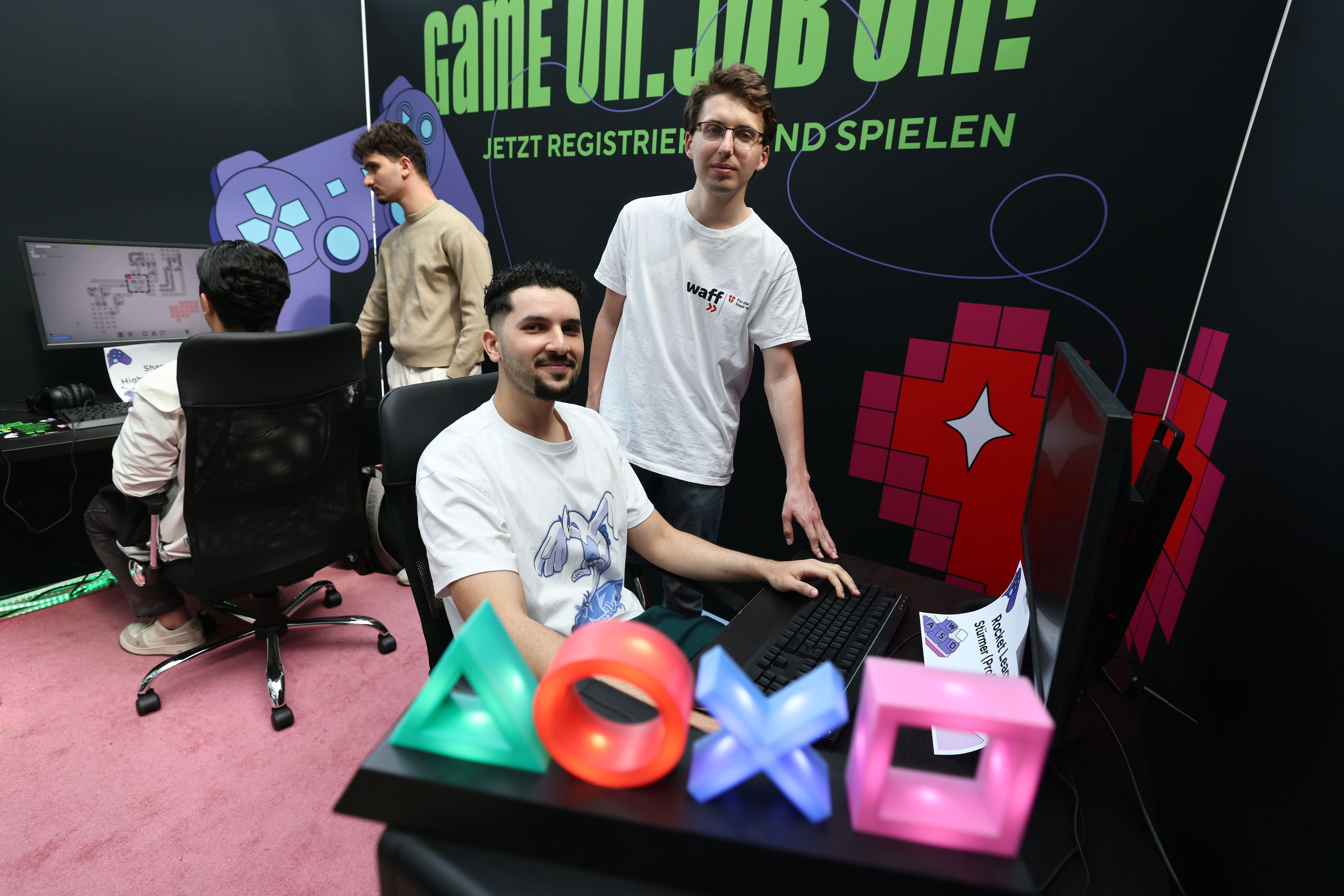 Amro (vorne) nutzte die Gaming Challenge in der Millennium City und sicherte sich ein Bewerbungsgespräch.