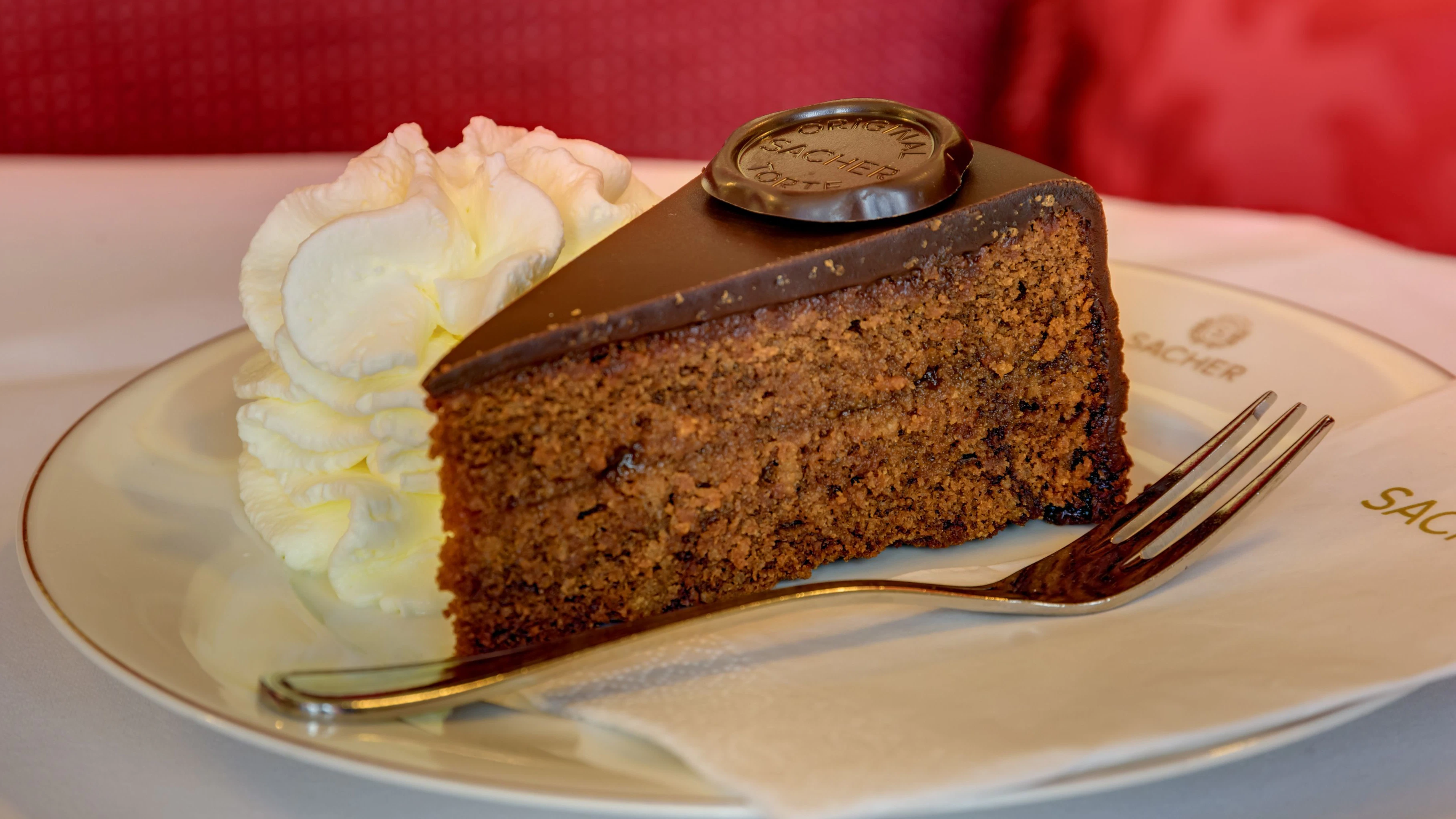 Die Sachertorte: Ein beliebtes Streitthema unter Wienern.