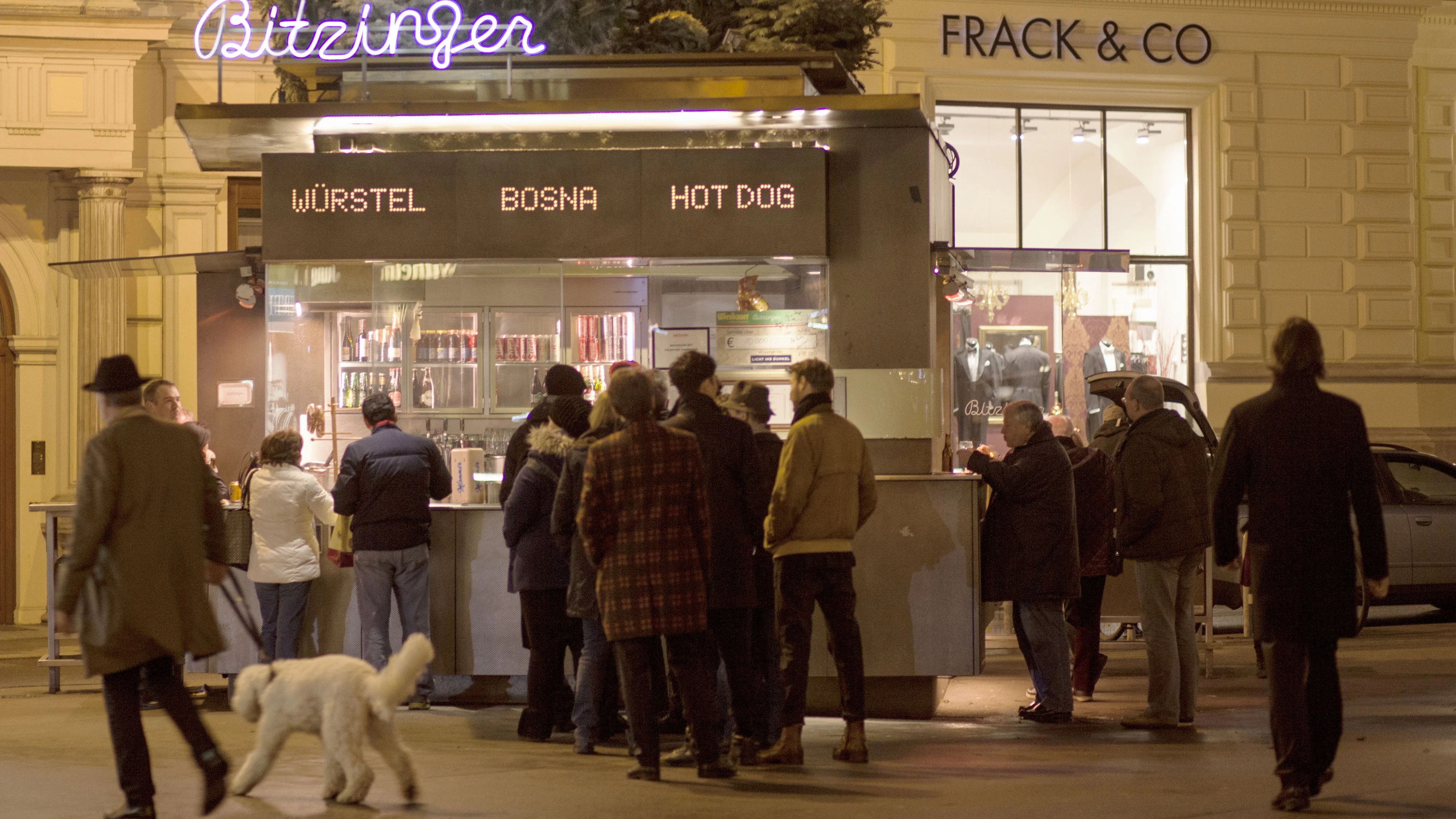 Kunden bei Würstelstand Bitzinger an der Rückseite der Wiener Staatsoper am 21. Februar 2017. In der Staatsoper findet am Donnerstag, 24. Februar der 61. Opernball statt. /// Customers at Würstelstand (wurst stand, snack) Bitzinger on the back of the Vienna State Opera on 21 February 2017. At the State Opera, the 61st Opera ball is held on Thursday, February 24.  _