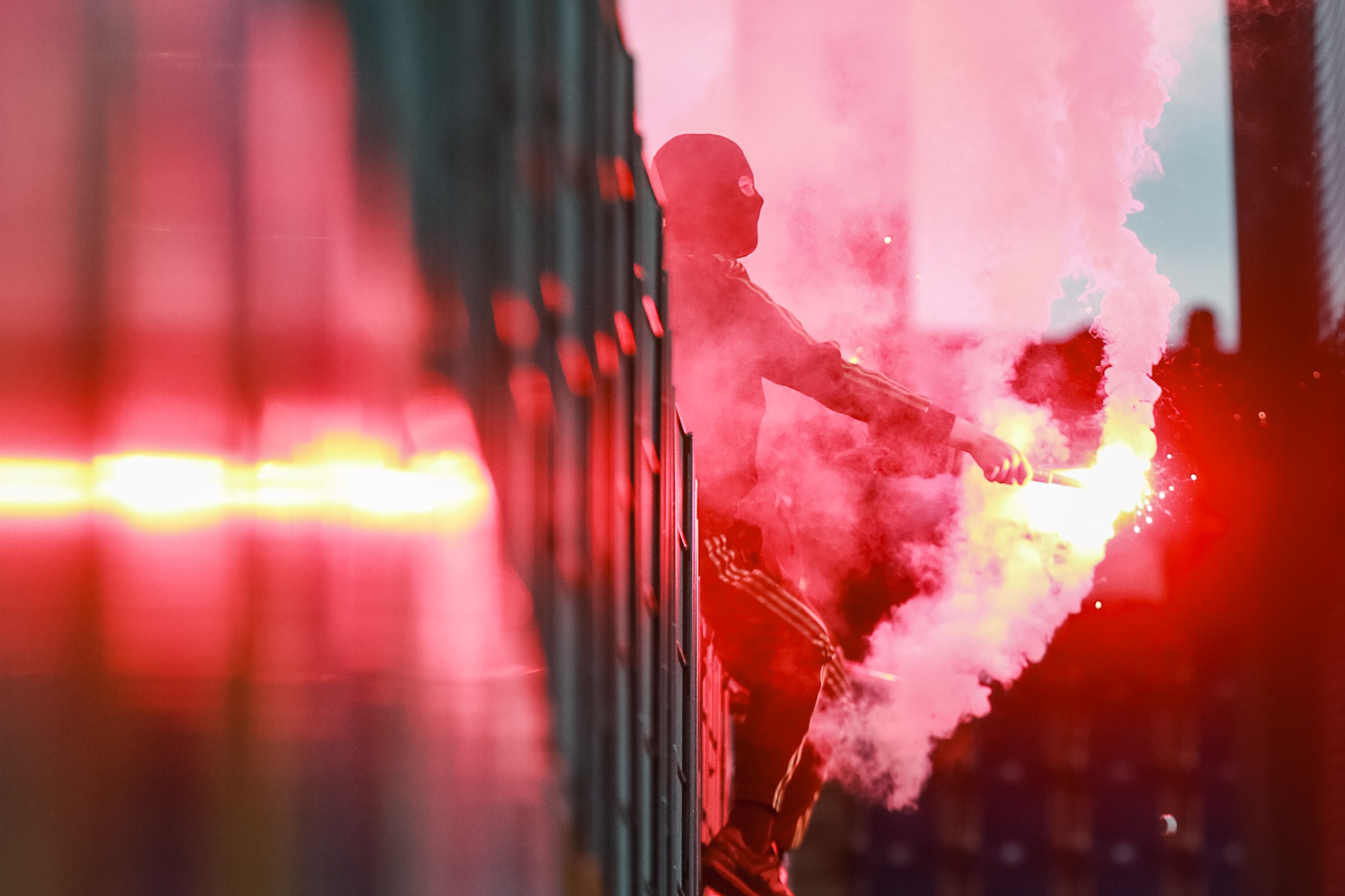 Pyrotechnik flog auf das Spielfeld.