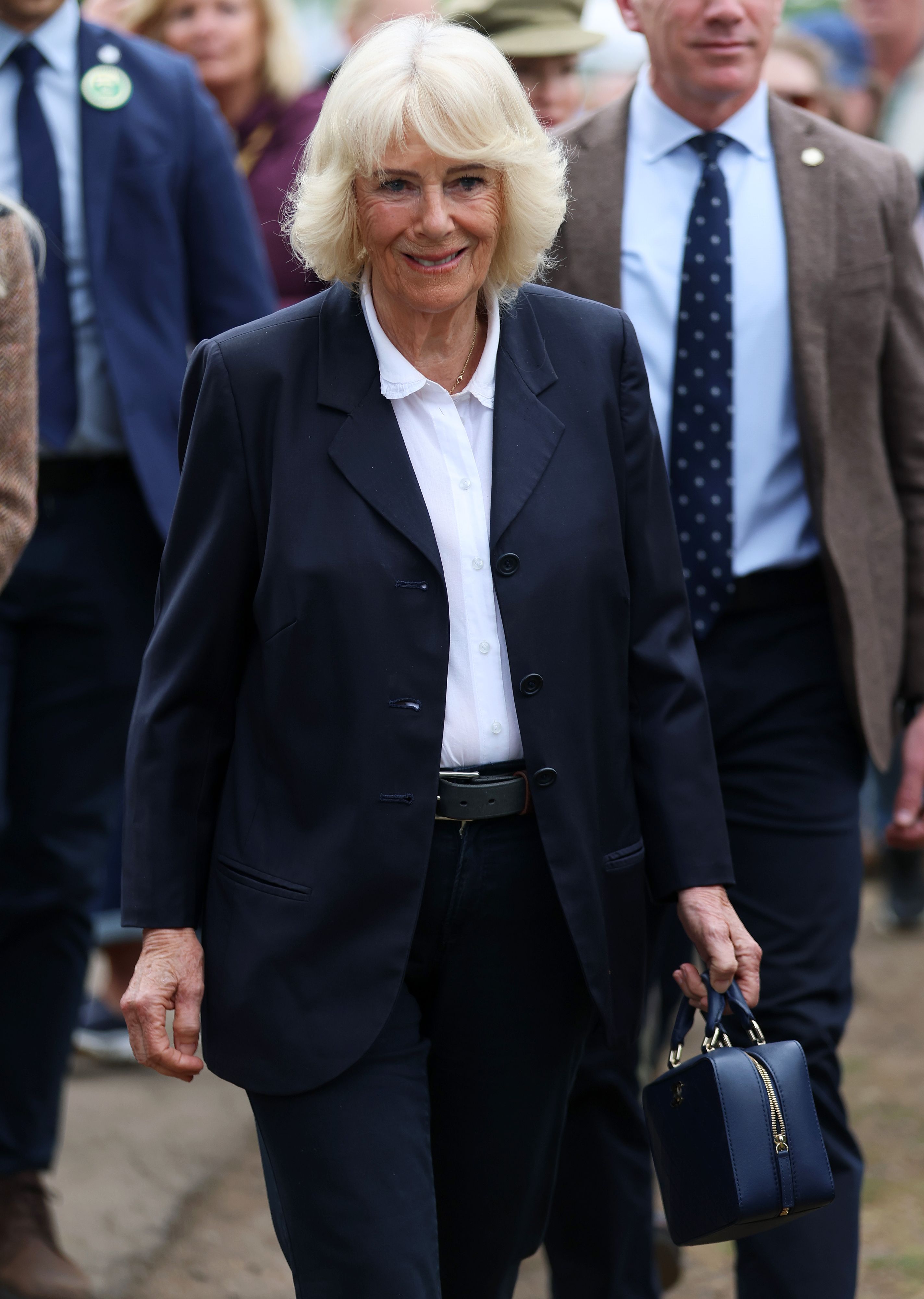 Der Look von Königin Camilla erinnerte eher an eine moderne Geschäftsfrau als an einen royalen Auftritt.
