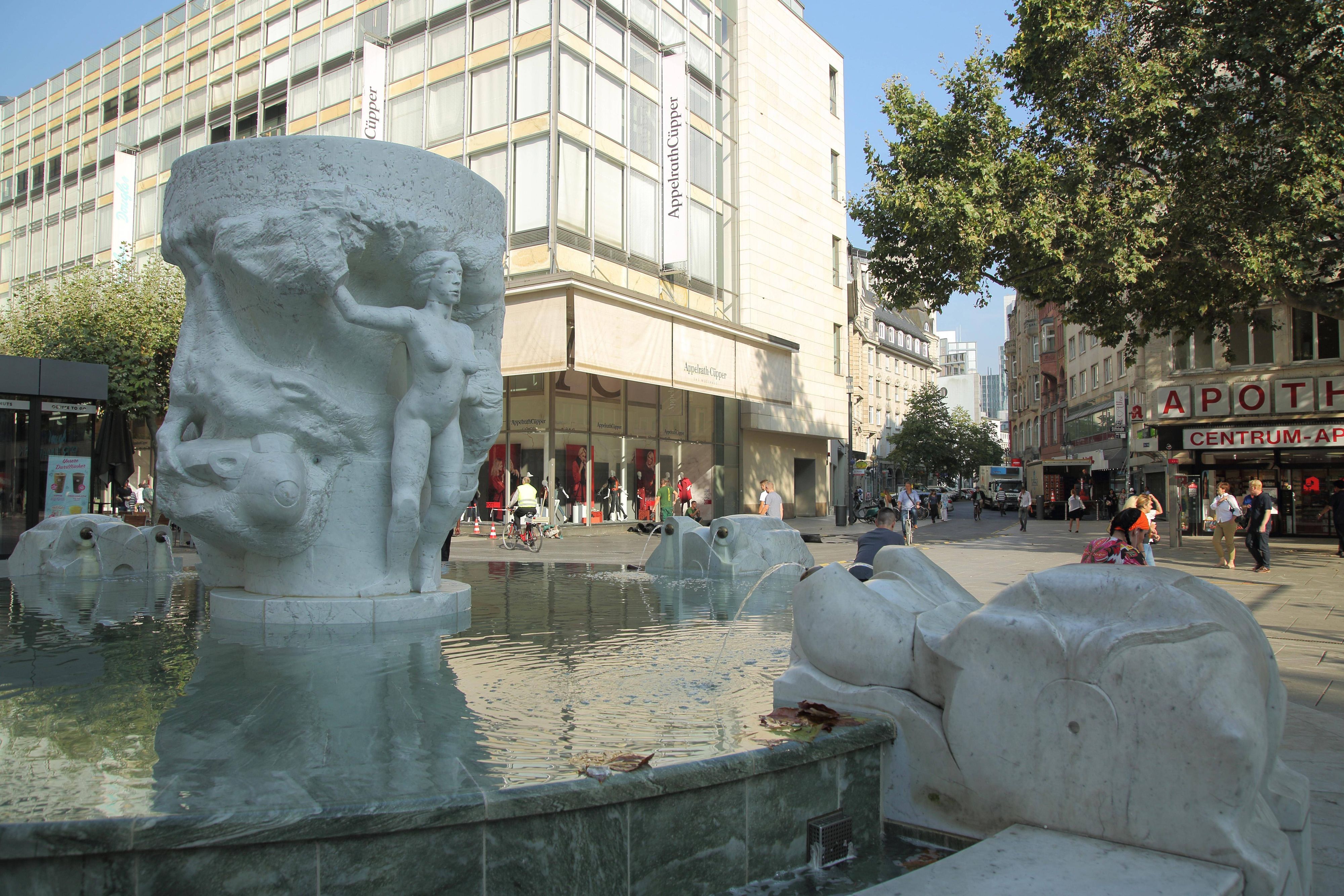 Der Brockhausbrunnen in Frankfurts Einkaufsmeile wurde wohl zum Schauplatz ungenierten Treibens.