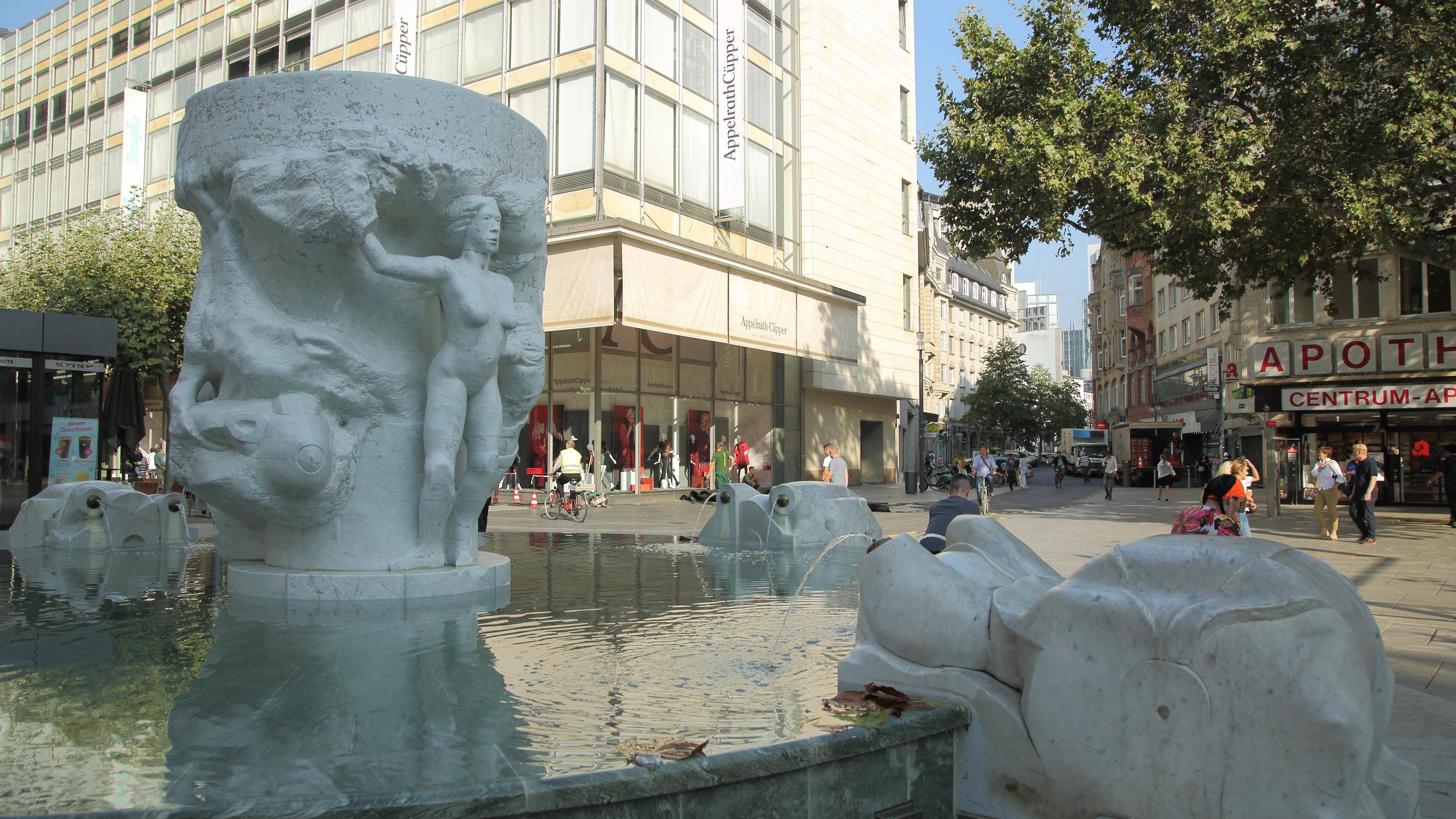 Brockhausbrunnen mit Figur in der Fußgängerzone, Brockhaus, Brunnen, Marmor, weiß, Stein, Zeil, Innenstadt, Main, Frankfurt, Hessen, Deutschland, Europa *** Brockhaus Fountain with Figure in the Pedestrian zone, Brockhaus, Fountain, Marble, white, Stone, Zeil, Downtown, Main, Frankfurt, Hesse, Germany, Europe Copyright: imageBROKER/GeraldxAbele iblgda08532756.jpg Bitte beachten Sie die gesetzlichen Bestimmungen des deutschen Urheberrechtes hinsichtlich der Namensnennung des Fotografen im direkten Umfeld der Veröffentlichung