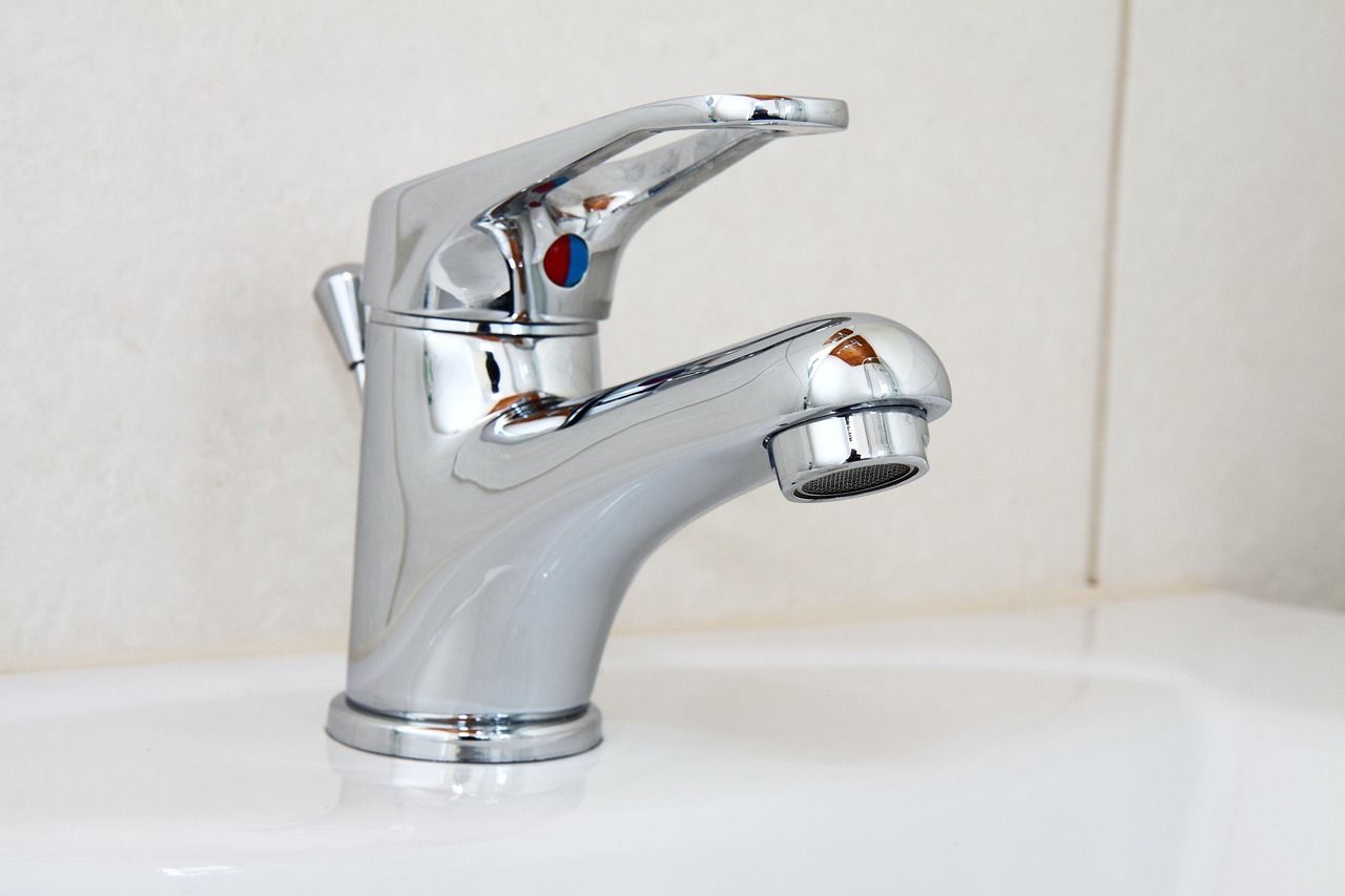 Glänzender Edelstahl-Wasserhahn