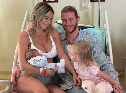 Diletta Leotta und Schalke-Keeper Lorius Karius mit Baby Leonardo und Tochter Aria