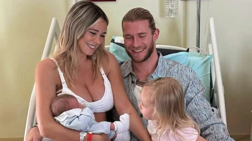 Heute.at - Star-Moderatorin und Goalie-Held zeigen ihr Baby-Glück