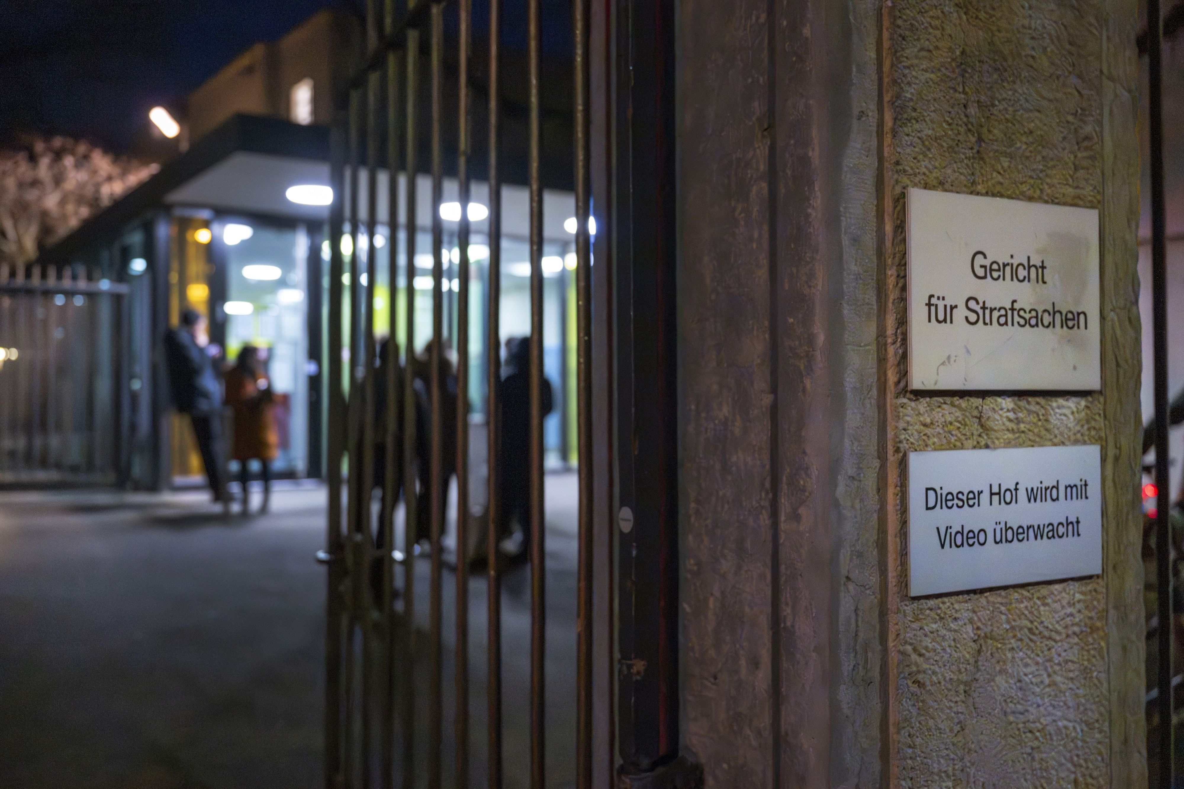 Eine Warteschlange vor dem Strafgericht Basel im Vorfeld eines Mordprozesses.