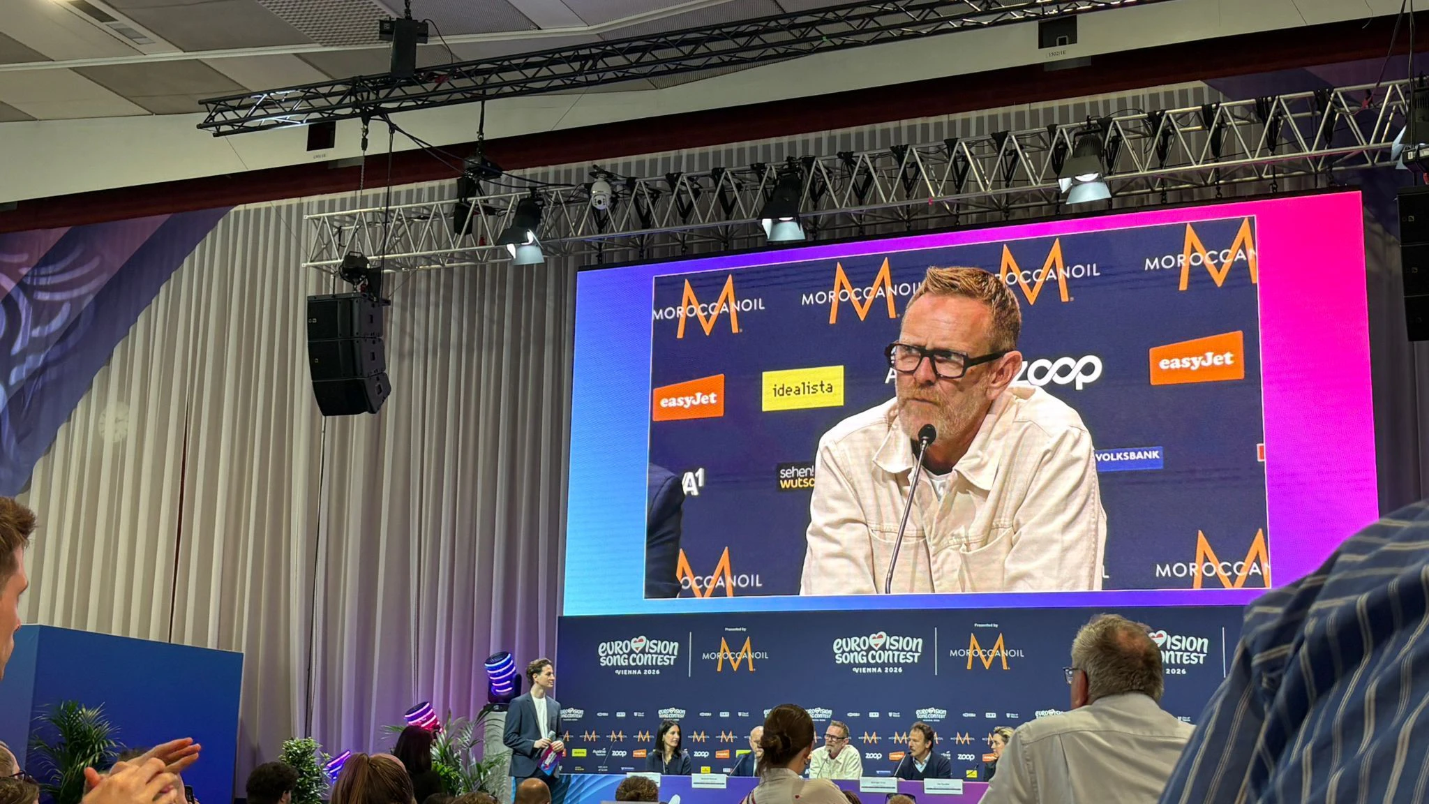 Martin Green spricht vor der ersten Probe in der Stadthalle.